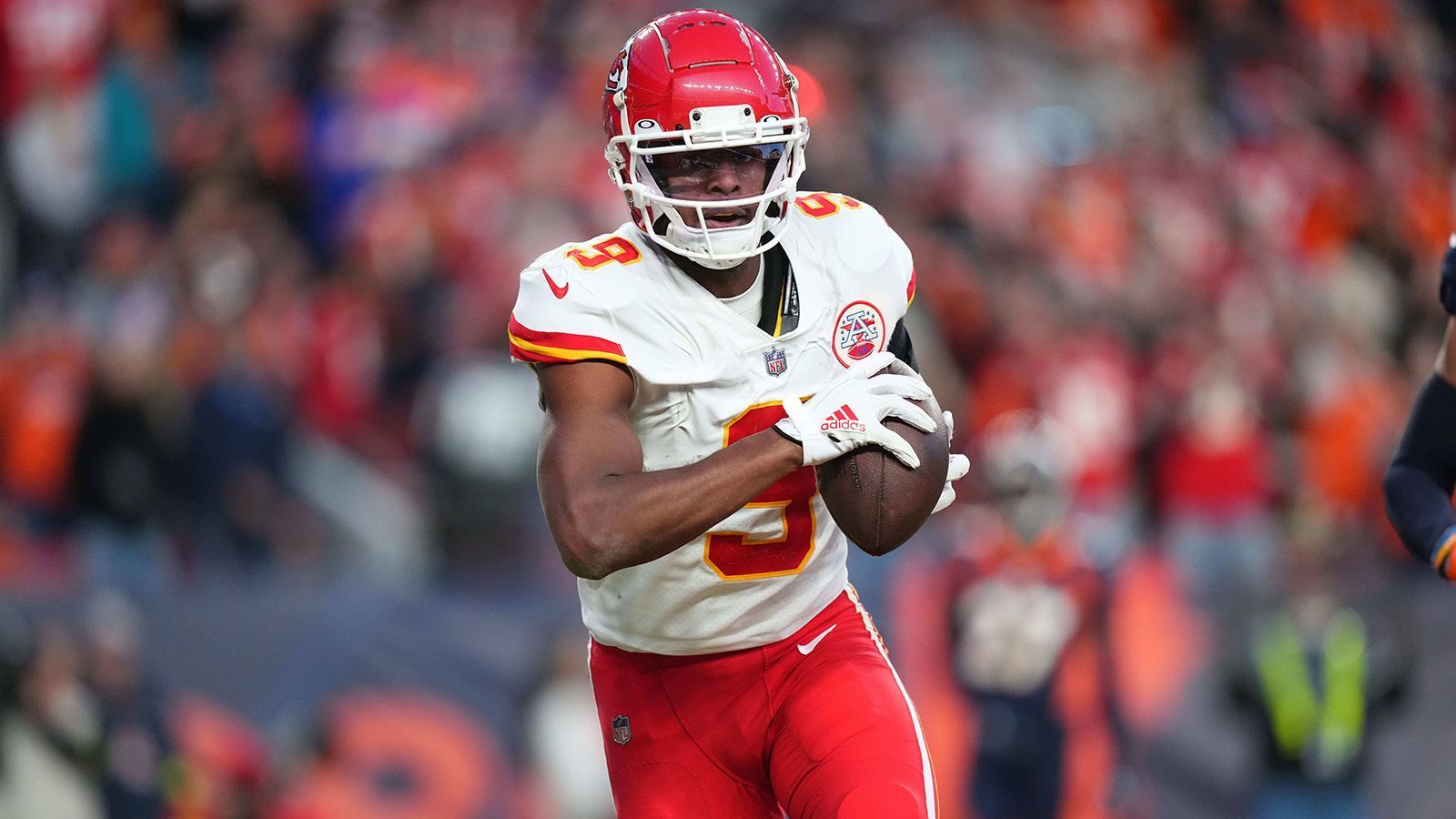 
                <strong>JuJu Smith-Schuster - Kansas City Chiefs at New England Patriots (Week 15)</strong><br>
                In der vergangenen Saison gewann JuJu Smith-Schuster mit den Kansas City Chiefs den Super Bowl. Nach nur einer Saison zog es ihn in der Offseason zu den New England Patriots, die ihn mit einem Dreijahresvertrag ausstatteten. Warum er sich für die Patriots entschied, machte der 26-Jährige schnell klar: "Es ist nicht nur so, dass ich hier mit meinen Fähigkeiten eine Lücke füllen kann. Es ist auch das Gefühl, hier wirklich gewollt zu sein." Zudem habe er "riesigen Respekt" vor Patriots-Coach Belichick. 
              