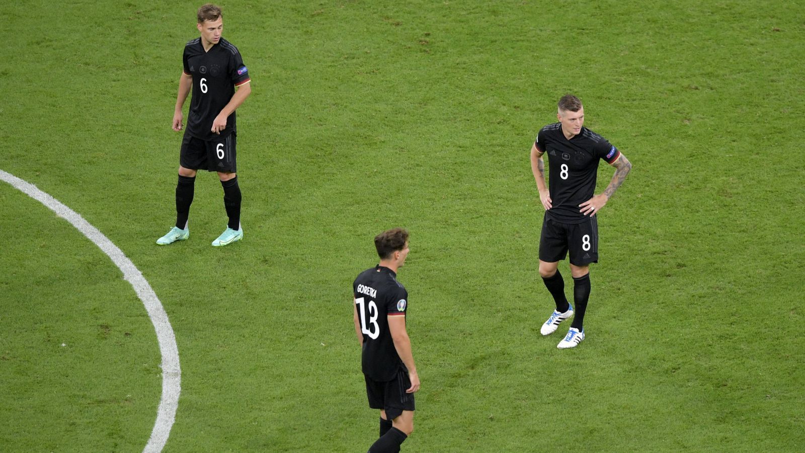 
                <strong>Deutschland</strong><br>
                Na klar, auch die deutsche Mannschaft war alles andere als überzeugend. Manch einer wird sogar die Berechtigung der Bezeichnung "Favorit" für das DFB-Team in Frage stellen, doch gerade im Ausland hatten viele die Mannschaft von Joachim Löw auf dem Zettel. Nach einem Sieg und einer Niederlage gegen Portugal und Frankreich, was ungefähr im Bereich der Erwartungen lag, tat sich Deutschland gegen Ungarn unheimlich schwer, erst kurz vor Schluss besiegelte ein Gewaltschuss von Leon Goretzka das Weiterkommen. Überzeugend war das aber beim besten Willen nicht.
              