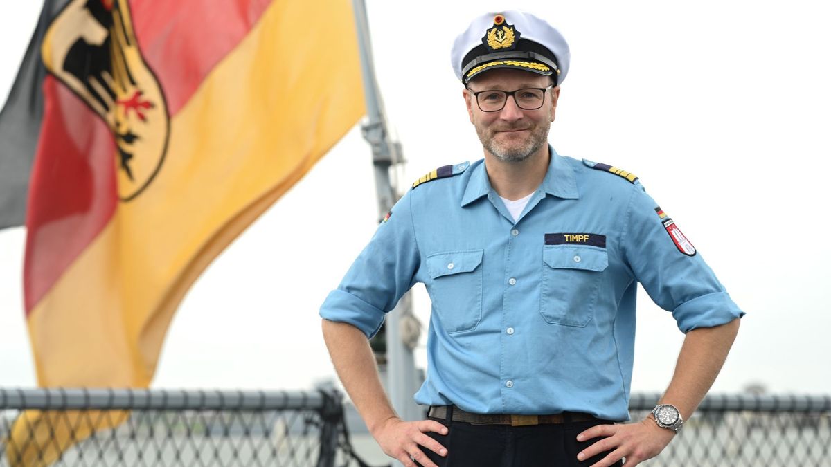 Auslaufen der Fregatte "Hamburg"