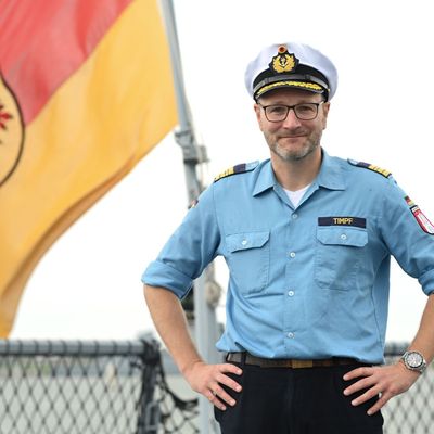 Auslaufen der Fregatte "Hamburg"