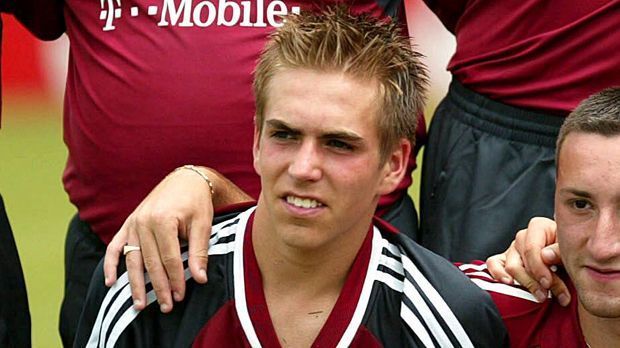 
                <strong>Philipp Lahm 2002</strong><br>
                Philipp Lahm - 2002. Nur ein wenig stacheliger! Hier sitzt der kleine Philipp beim Mannschaftsfoto der Bayern-Amateure und schaut ein wenig skeptisch. 
              