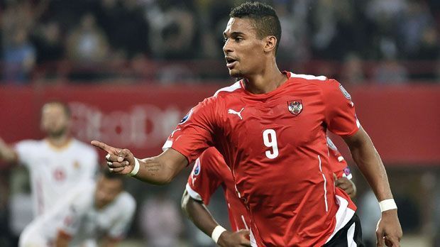 
                <strong>Rubin Okotie</strong><br>
                Rubin Okotie: Der Stürmer von 1860 München ist in der EM-Qualifikation Österreichs Super-Joker. Okotie erzielt beim 1:0-Heimsieg gegen Russland als Einwechselspieler den entscheidenden Treffer. Wenige Tage später besorgt er beim 1:0-Sieg gegen Montenegro das Tor - diesmal als Spieler in der Startelf.
              
