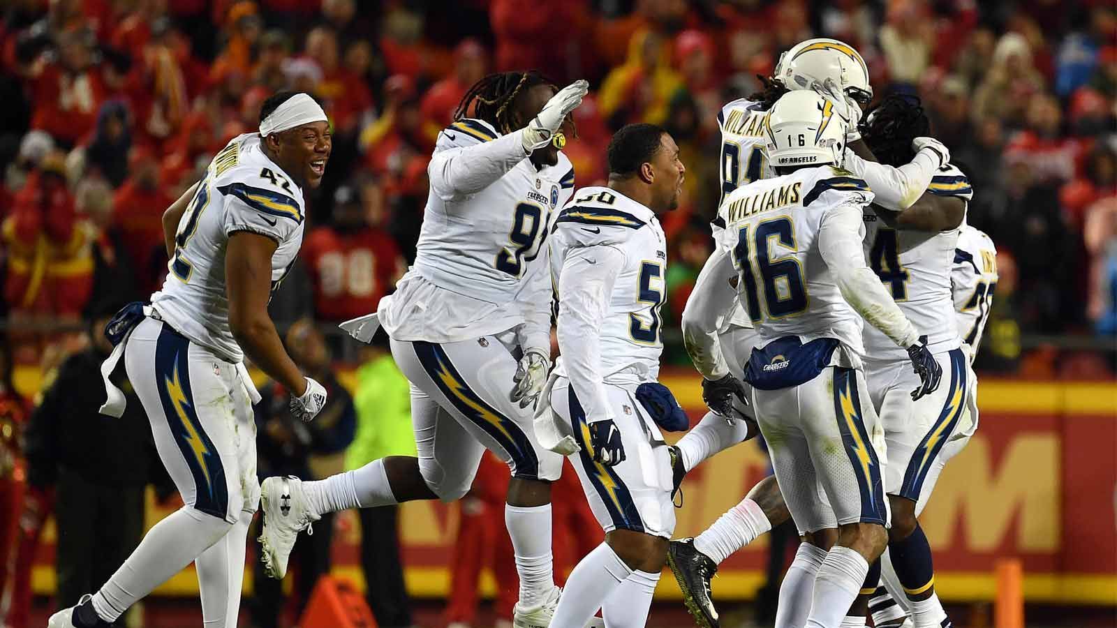 
                <strong>Los Angeles Chargers (11-3) 5th Seed</strong><br>
                Die Frage, warum die Los Angeles Chargers mit einer Bilanz von 11-3 nicht unter den Top-Zwei-Teams der AFC stehen, ist berechtigt. Das Problem der Chargers sind die Kansas City Chiefs. Denn die haben bei gleicher Bilanz den Tiebreaker gewonnen (bessere Bilanz bei Spielen in der eigenen Division). Los Angeles muss also hoffen, dass Kansas City ausrutscht und gleichzeitig die eigenen Spiele gewinnen. Der Division-Sieger im Westen wird höchstwahrscheinlich auch eine Bye-Week im Januar haben. Nächste Gegner: vs. Baltimore, at Denver
              