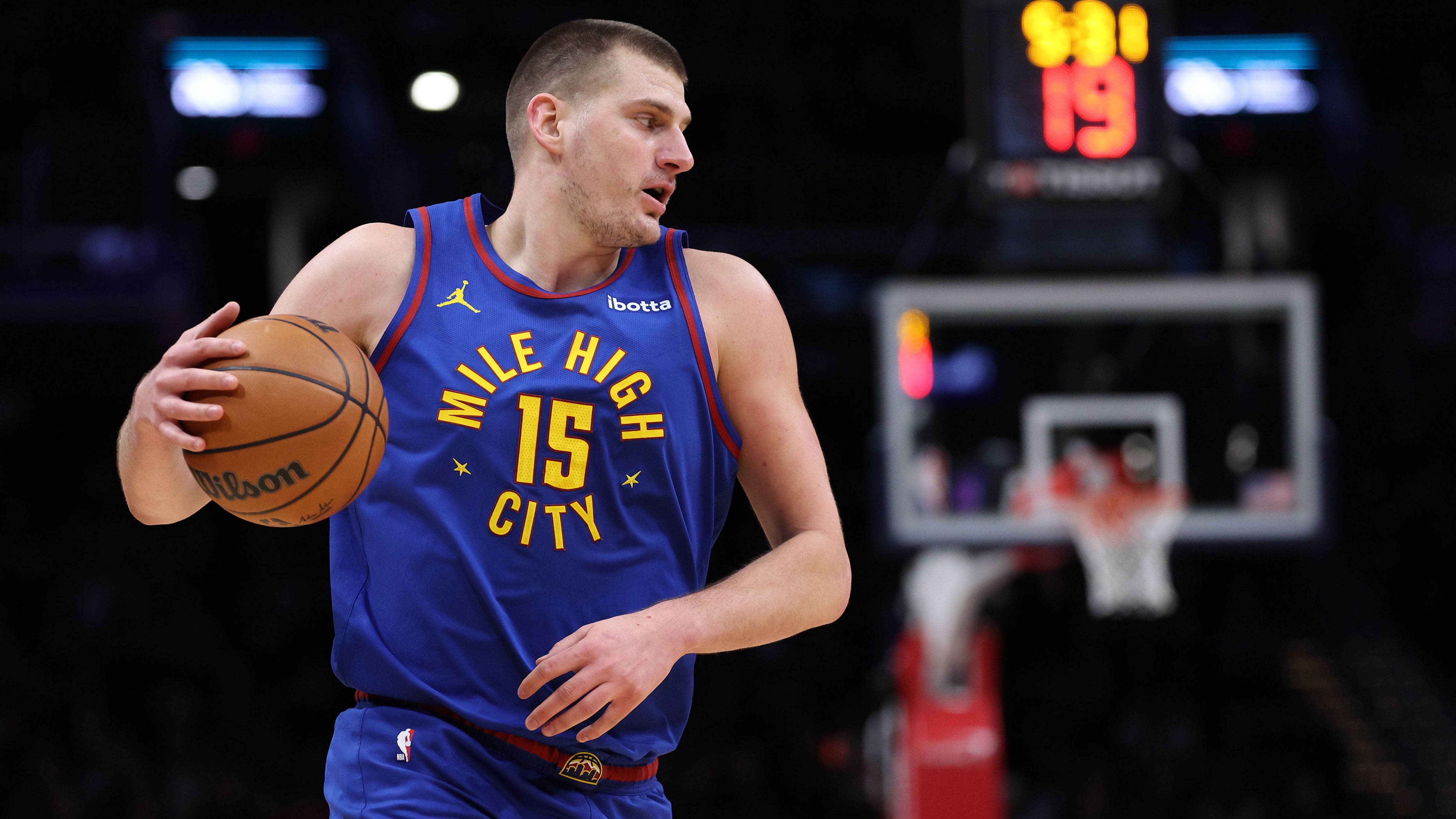 <strong>Center: Nikola Jokic (Serbien)</strong><br>Der zweimalige MVP wird wohl auch in diesem Jahr den Award abräumen. Und das völlig zu Recht. Jokic ist derzeit der beste Spieler und Passer der Welt. Sein Spielverständnis macht konstant seine Mitspieler besser und bringt sie generell in gute Abschlusssituationen. Einen flüssigen Spielfluss erzeugt wohl kein anderer Spieler so gut wie der Serbe.