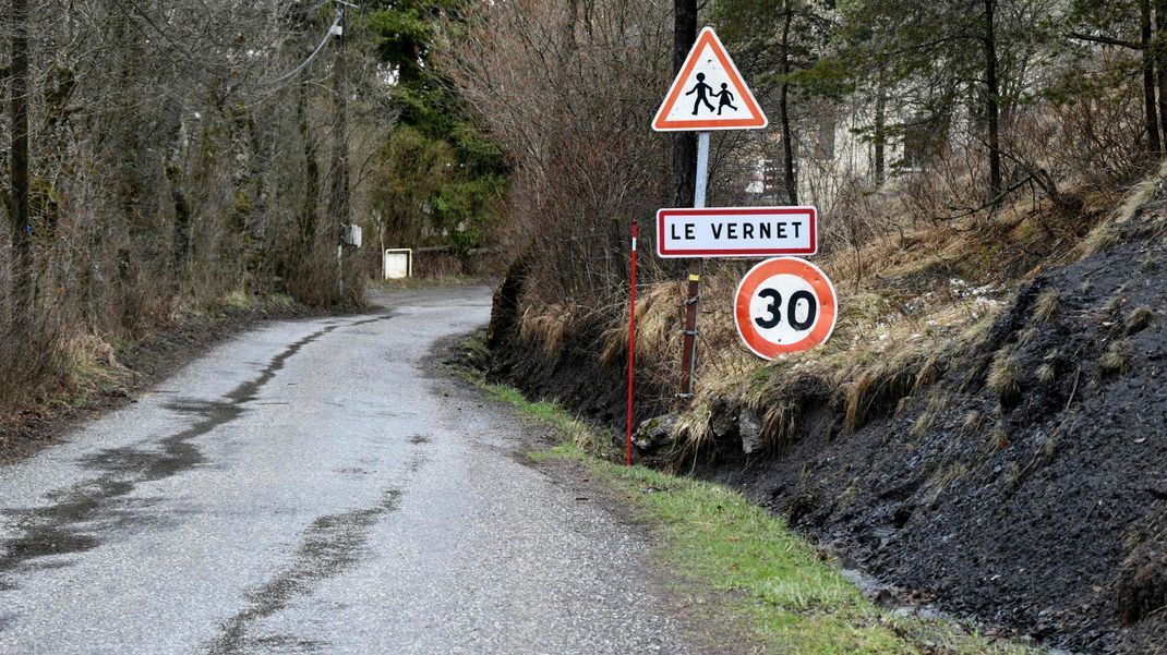 Das Ortseingangsschild des südfranzösischen Alpendorfs Le Vernet in der Nähe des Haut-Vernet, wo der zweijährige Emile seit Monaten vermisst wird. 