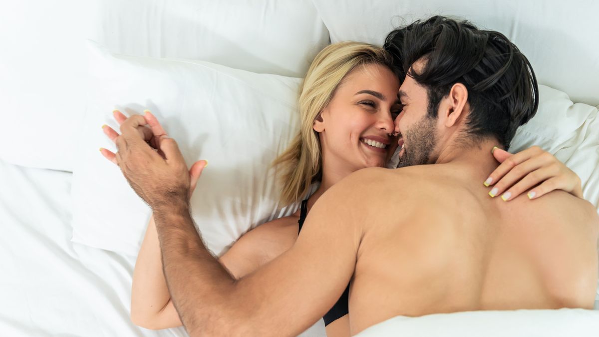 Frau und Mann liegen gemeinsam im Bett