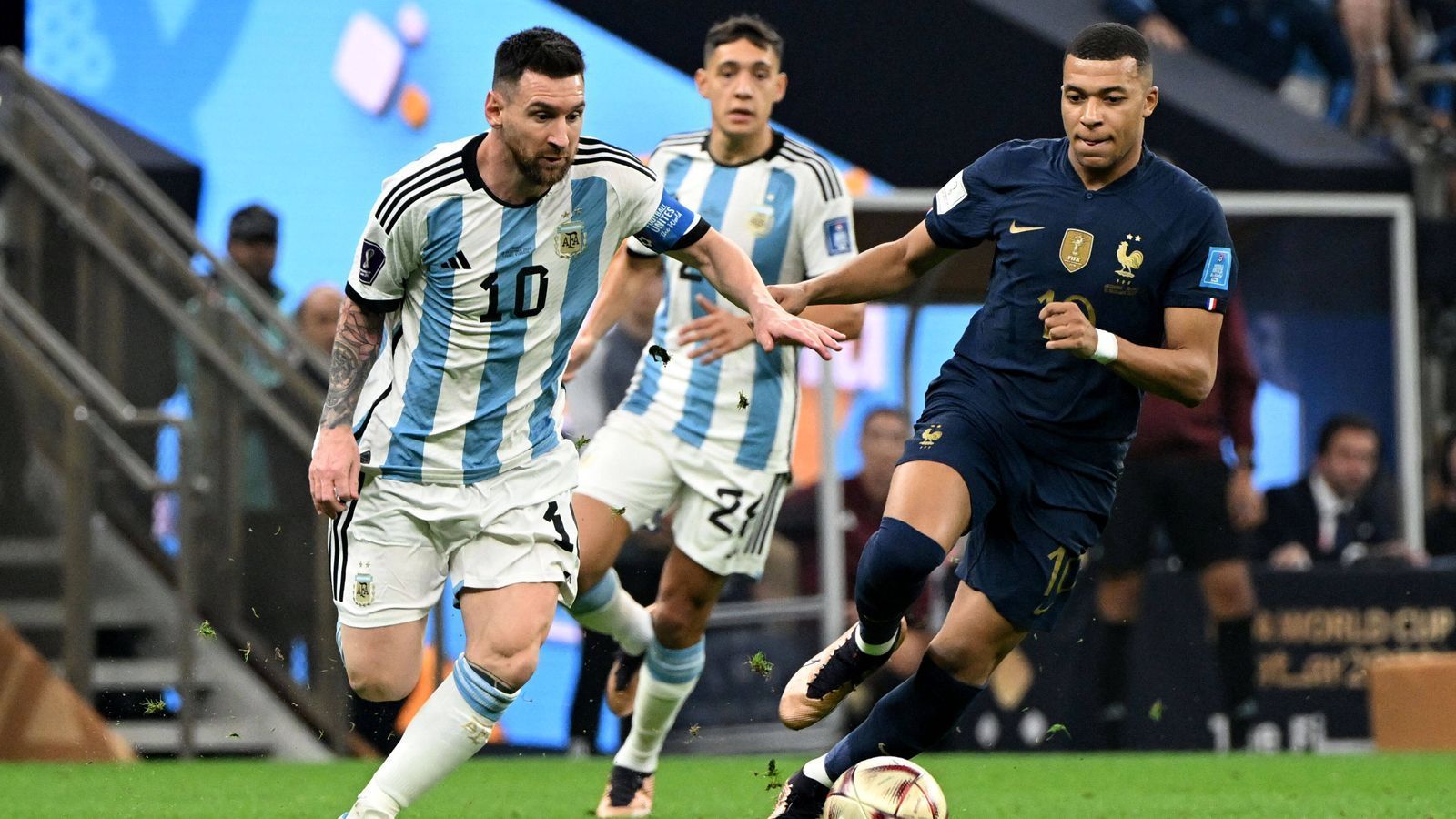 
                <strong>Mbappe und Messi ballern: Katar 2022 torreichste WM der Geschichte</strong><br>
                Die WM 2022 ist die bisher torreichste Weltmeisterschaft der Geschichte. Im gesamten Turnierverlauf fielen insgesamt 172 Tore, im Schnitt also rund 3 Tore pro Spiel. Der bisherige Rekord lag bei 171 Treffern, die bei den Weltmeisterschaften 1998 und 2014 erzielt wurden. In Katar krönte sich Argentinien im Finale gegen Frankreich nach einem 4:2 nach Elfmeterschießen zum neuen Weltmeister. Nach Verlängerung hatte es 3:3 gestanden. Auch der 6:2-Sieg Englands gegen Iran oder das 7:0 von Spanien gegen Costa Rica in der Gruppenphase haben wohl zum neuen Torrekord beigetragen. Torschützenkönig des Turniers wurde Frankreichs Kylian Mbappe (rechts) mit acht Treffern in sieben Spielen.   
              
