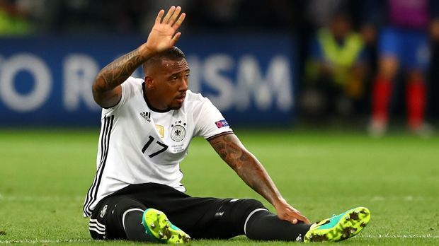 
                <strong>Jerome Boateng</strong><br>
                Jerome Boateng: Hatten schon zum zweiten Mal einen eigentlich nicht mehr für möglich gehaltenen Aussetzer drin. Hoffentlich wird das nicht zum Wiederholungsmuster. War gegen Giroud nicht mehr ganz so souverän, wie zuvor gegen jeden anderen Sterblichen. Bleibt zu hoffen, dass er sich nicht allzu schwer verletzt hat. ran-Note: 3
              