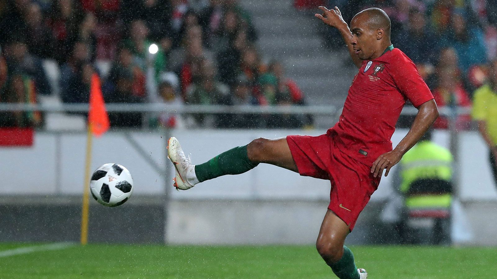 
                <strong>Joao Mario (Portugal)</strong><br>
                Nachdem der Europameister von 2016 zunächst überraschend auf der Bank Platz nehmen musste, kam er in der 68. Minute für Bruno Fernandes ins Spiel. Der Mittelfeldspieler von West Ham United konnte dem Spiel Portugals keine Wende mehr bringen. ran-Note: 3
              