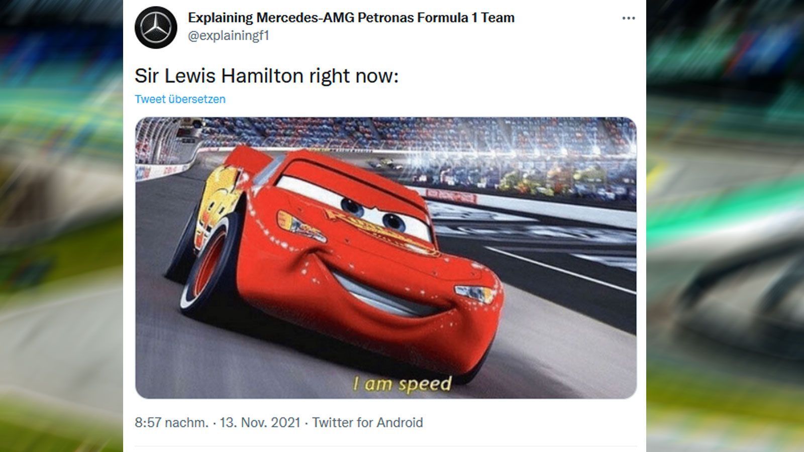 
                <strong>Einfach mal Vollgas geben</strong><br>
                Auch wenn es die falsche Farbe ist: Hamilton zeigt eine Leistung, die viele nur von Lightning McQueen aus "Cars" kennen.
              