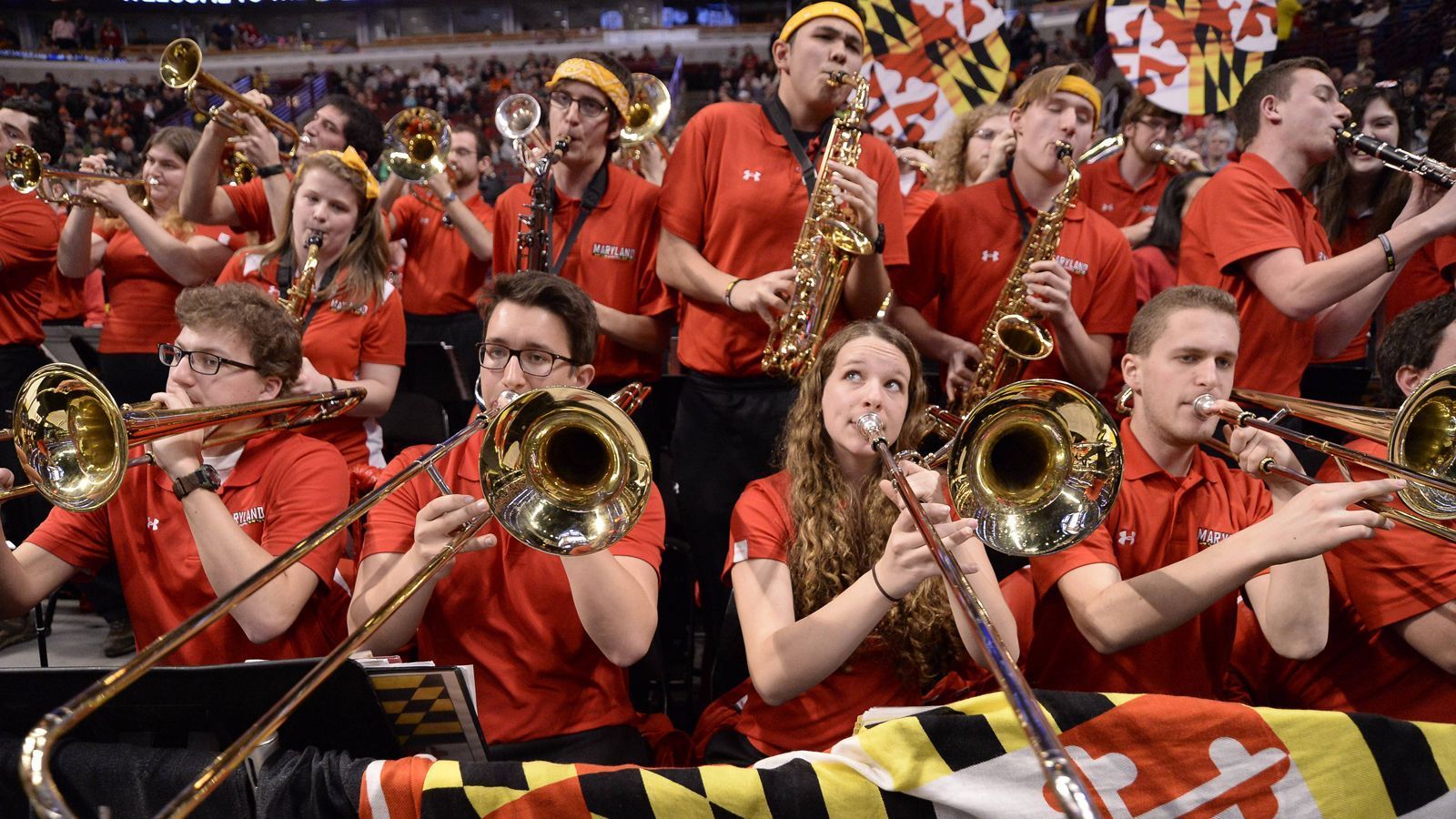 
                <strong>Marching Band</strong><br>
                Besonders stolz sind die Studenten in Maryland auch auf ihre Marching Band. Jedes Spiel der Terps beginnt mit einer festgeschriebenen "Pregame Show". Nach dem Einmarsch ins Stadion spielt die Band ein Stück Blasmusik und stellt sich in die "Block M"-Formation. Es folgt die Nationalhymne der USA und ein besonderer Jubel, in dem die Studenten "MARYLAND" skandieren. Auf dieses Ritual legt die Universität besonders großen Wert.
              