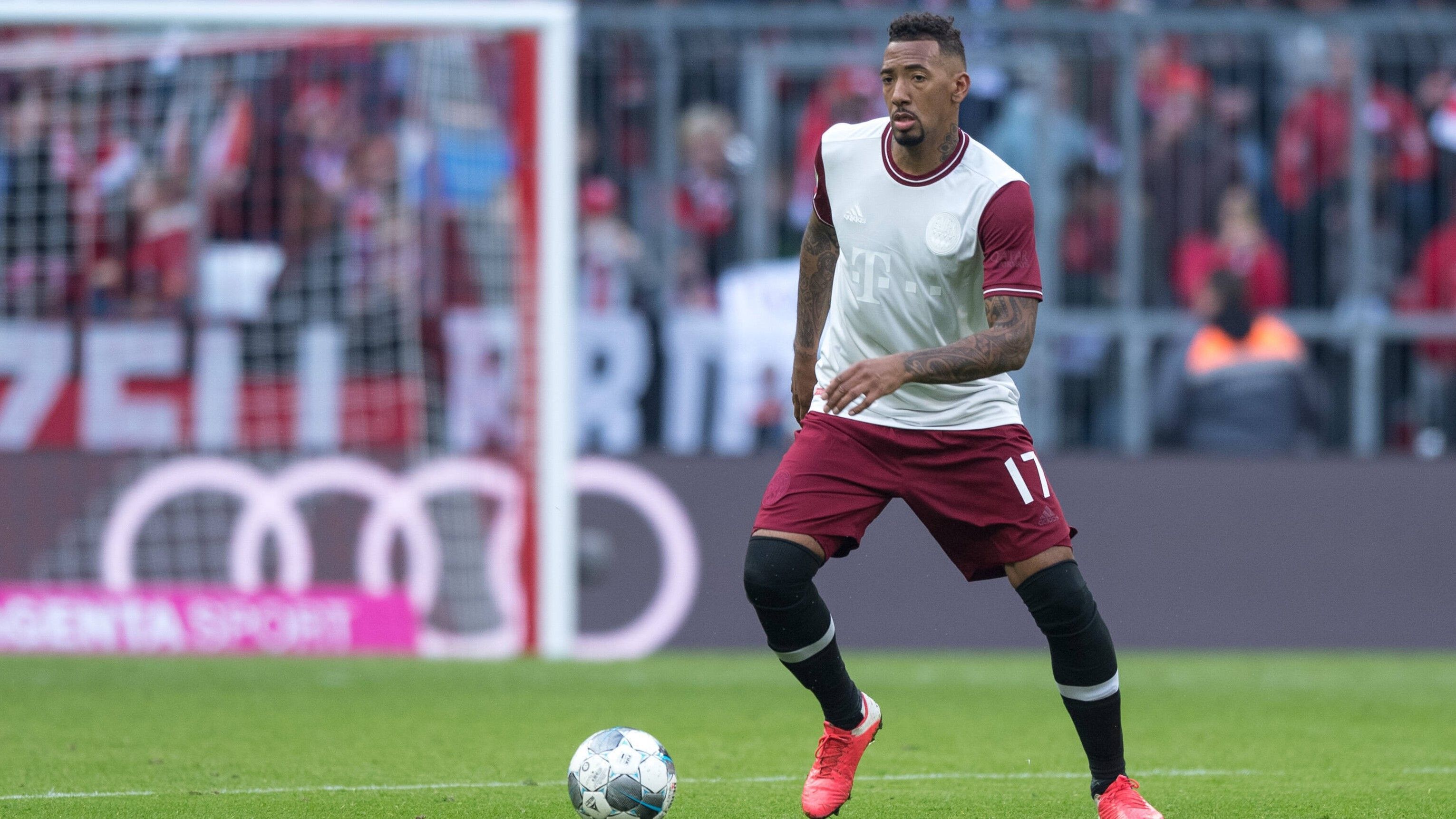 
                <strong>Jerome Boateng (FC Bayern)</strong><br>
                Bereits letzte Saison deuteten die Zeichen auf einen Abschied von Jerome Boateng vom deutschen Rekordmeister hin. Auch in der aktuellen Spielzeit scheint es so, als würde es den Innenverteidiger vom FC Bayern wegziehen. Nach übereinstimmenden Informationen von "Bild" und "Fußballtransfers.com" könnte ein Boateng-Abschied im kommenden Transferfenster bevorstehen. Nach den Berichten soll sowohl von Seiten des Spielers als auch vom Verein das Interesse bestehen, in Zukunft getrennte Wege zu gehen. Weiter wurde bekannt, dass die Verantwortlichen einem Transfer zustimmen würden, sofern ein attraktives Angebot eingeht. Dieses könnte womöglich aus England kommen. Denn laut der "Daily Mail" sollen sowohl der FC Chelsea als auch der FC Arsenal am 31-jährigen Defensiv-Spieler interessiert sein.
              