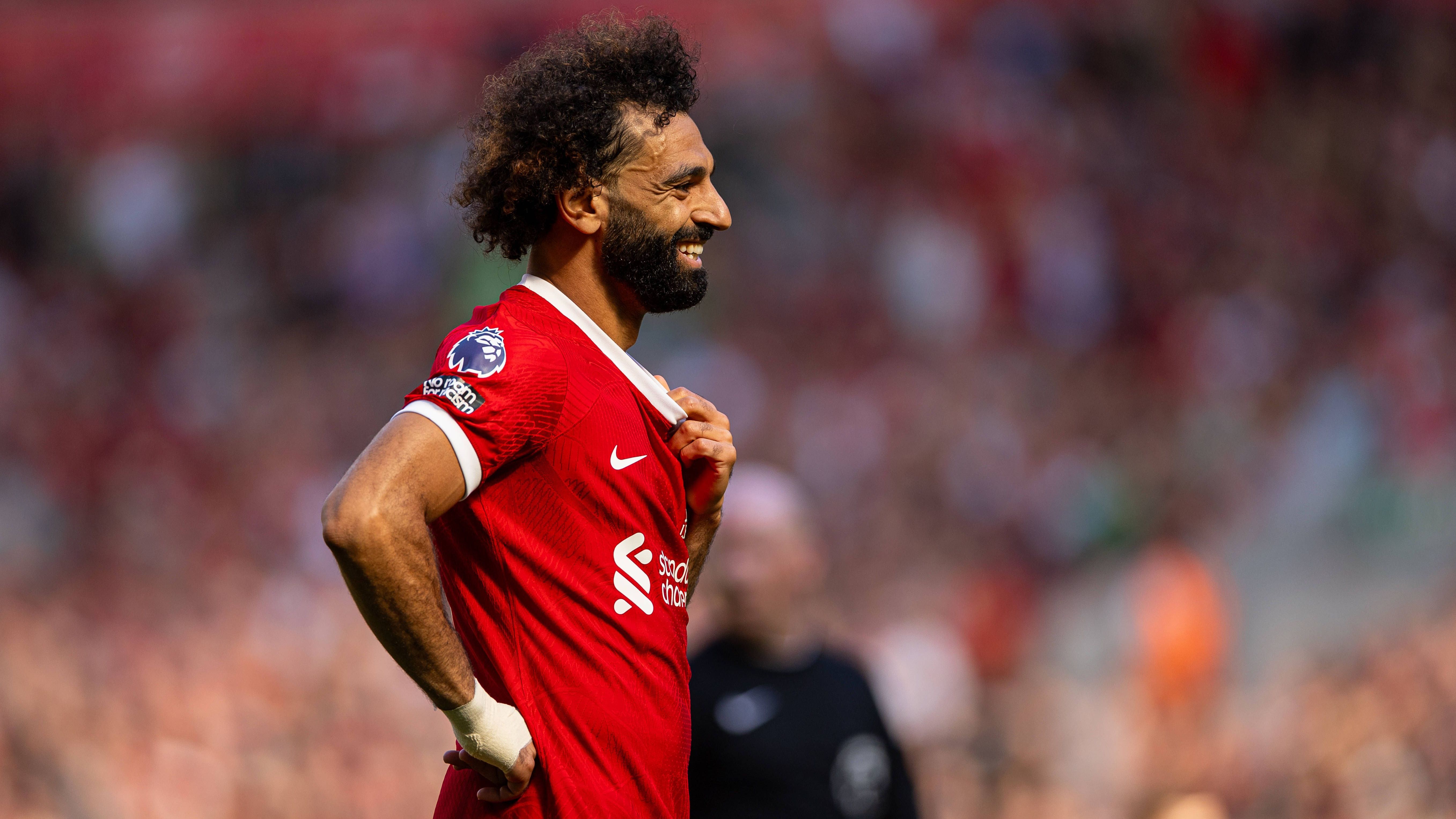 <strong>Gerücht: Mohamed Salah (FC Liverpool)</strong><br>Al-Ittihad scheint einen letzten Anlauf bei Mohamed Salah unternehmen zu wollen. Funktionäre des Saudi-Klubs sollen derzeit in England sein, um Liverpool und den Spieler mit einem Weltrekord-Angebot zu überzeugen. Laut "Daily Mail" soll den "Reds" ein Angebot über 234 Millionen Euro vorgelegt werden. Dem ägyptischen Superstar winkt laut "Sun" ein Jahresgehalt von 117 Millionen Euro.