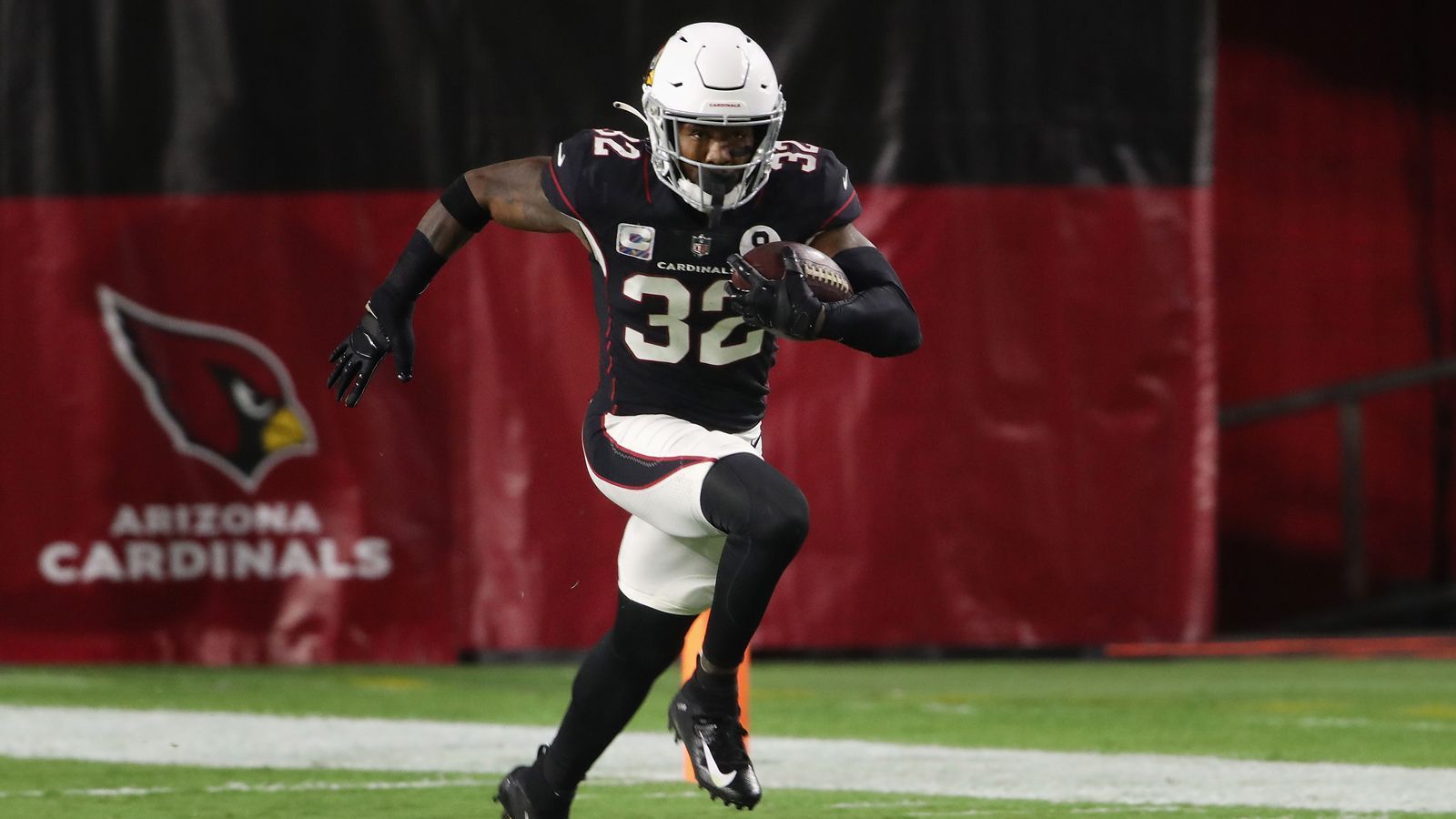 
                <strong>Strong Safety</strong><br>
                AFC: Jordan Poyer (Buffalo Bills) - 181.911 - NFC: Budda Baker (Arizona Cardinals, im Bild) - 215.520
              