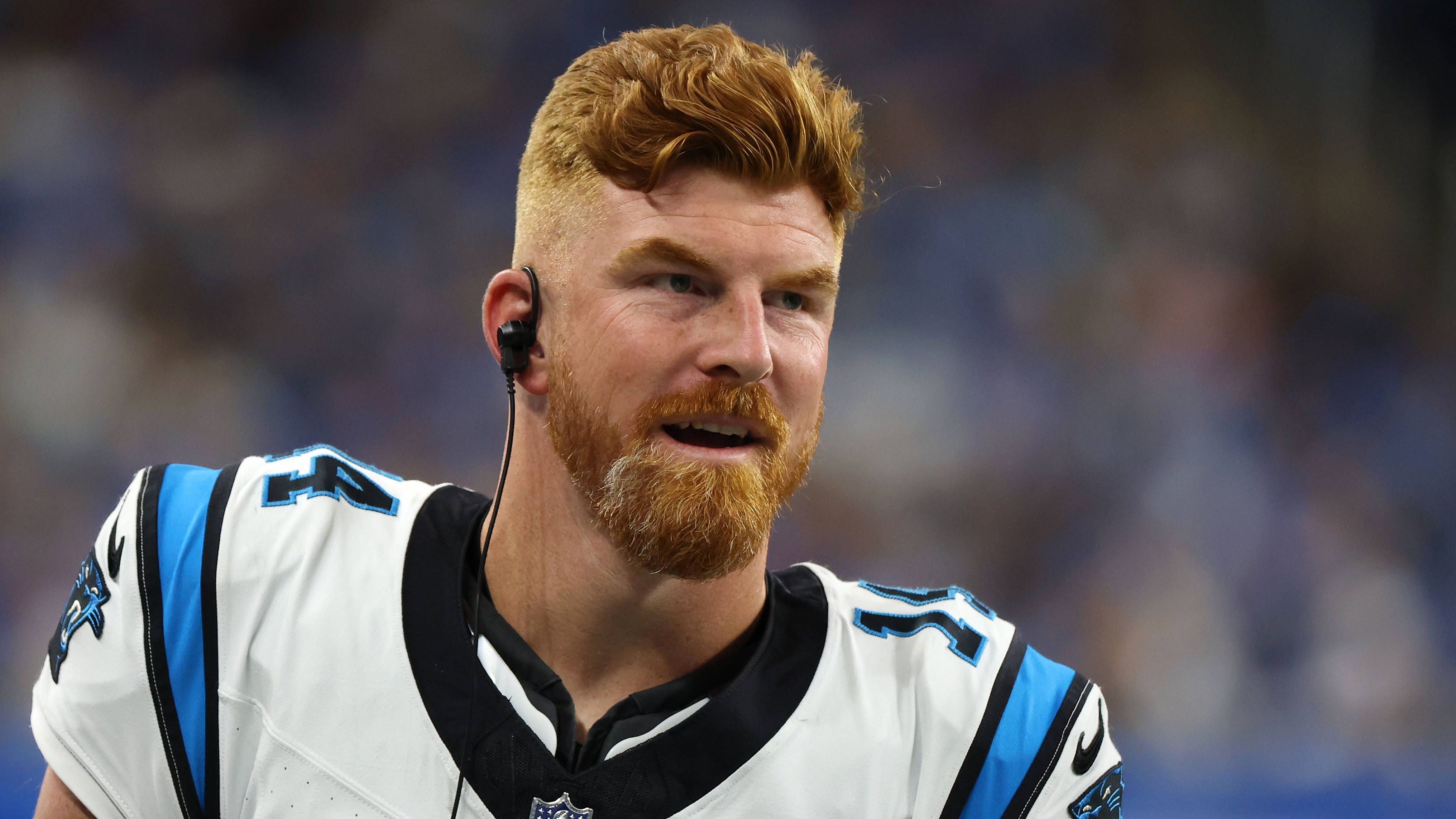 <strong>Andy Dalton (Carolina Panthers)</strong><br>Andy Dalton ist wohl der Inbegriff des "Plug-and-Play-Spielers": Der Routinier startete in den vergangenen fünf Saisons für fünf verschiedene Teams auf Quarterback - in Carolina hat nun aber Rookie Bryce Young übernommen. Trotzdem scheint es unwahrscheinlich, dass die Panthers Dalton gehen lassen, denn als Mentor für den Top-Pick ist er wohl zu wertvoll.