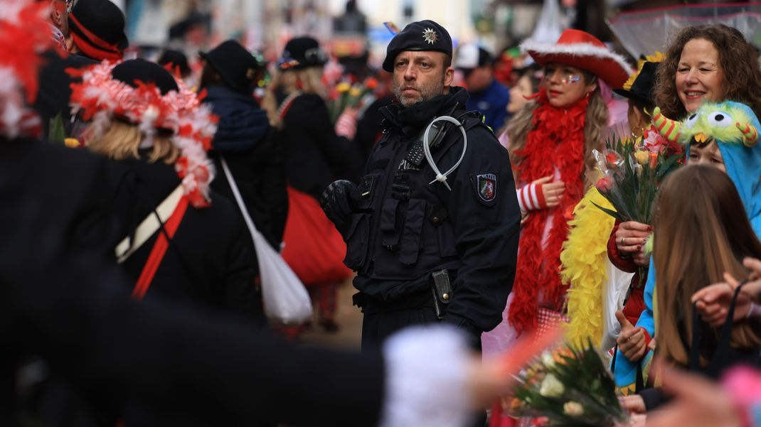 Mit den Rosenmontagszügen erreicht der rheinische Straßenkarneval seinen Höhepunkt. Der Bürgermeister fordert trotz zufriedenstellender Polizeibilanz ein Alkoholverbot.