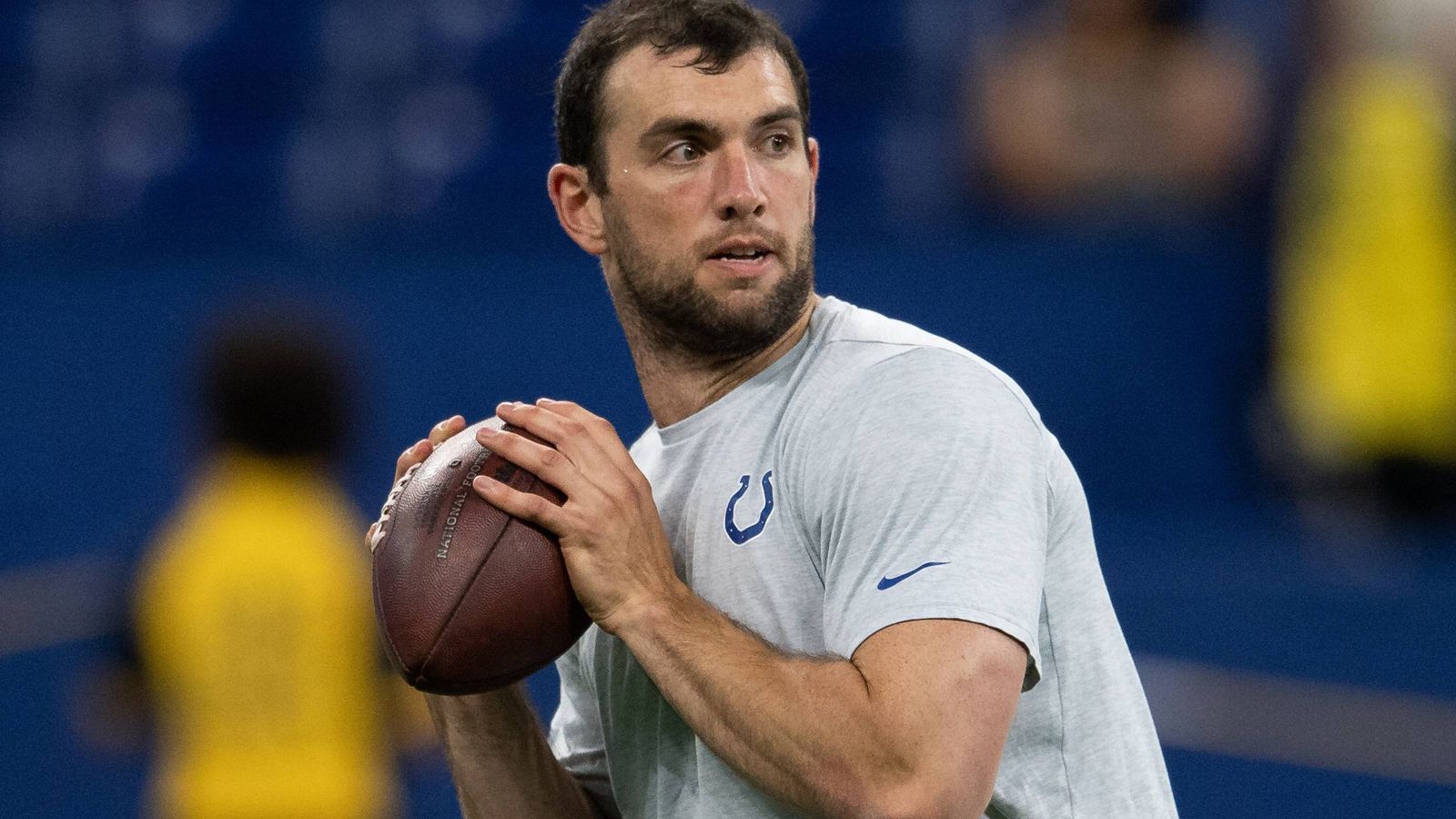 
                <strong>Bad Luck</strong><br>
                Seine Verkündung sorgte für ein Beben: Andrew Luck gab noch vor dem Saisonstart seinen Rücktritt bekannt. Nach sieben Jahren NFL mit vielen Verletzungen und ebenso vielen kräftezehrenden Comebacks hatte er genug. Es sei ein Kreis aus Verletzungen, Schmerzen, Reha, Verletzung, Schmerz, Reha gewesen, sagte er: "Es war unerbittlich und hörte nicht auf, während der Saison und in der Offseason. Ich hatte das Gefühl, dass ich darin feststecke. Der einzige Ausweg, den ich sehe ist der, kein Football mehr zu spielen."  
              