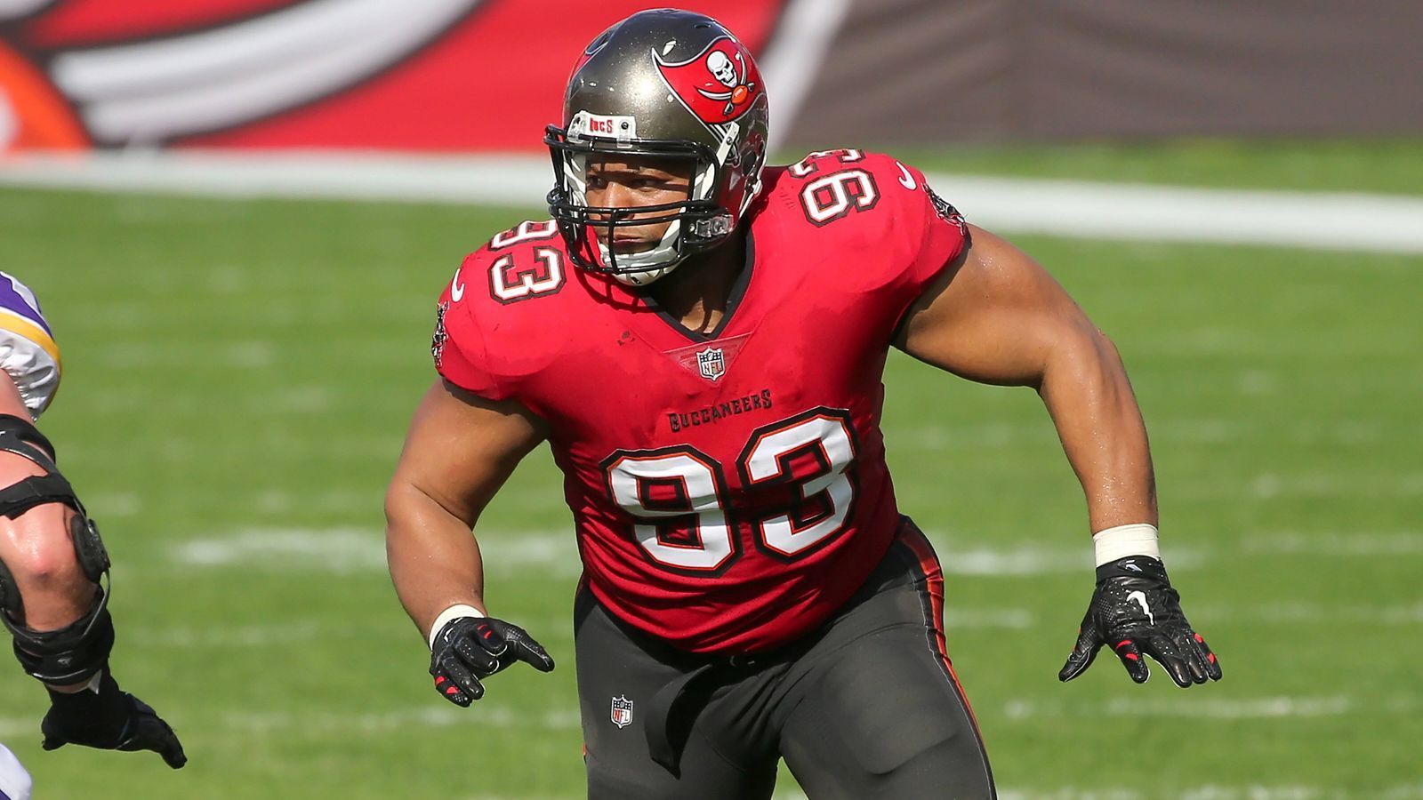 
                <strong>Ndamukong Suh (Defensive Tackle - Tampa Bay Buccaneers)</strong><br>
                Auf den ganz großen Triumph muss Ndamukong Suh noch warten. Der 34-Jährige hat es mit den Los Angeles Rams zwar schon in den Super Bowl geschafft, scheiterte da jedoch an seinem heutigen Quarterback Tom Brady und den New England Patriots. Um es wieder ins große Finale zu schaffen, wird er am Sonntag also Aaron Rodgers stoppen müssen, mit dem er eine kleine Fehde hat. Zu seiner Zeit bei den Detroit Lions stieg Suh, der als dreckiger Spieler in der NFL gilt, dem Packers-Star zwei Mal auf das Bein, womit er eine kleine Rangelei auf dem Feld auslöste. In Woche 6 sackte er Rodgers außerdem und schrie ihn danach lautstark an. Aaron Rodgers hat sich bereits zu seinem Kontrahenten geäußert und meinte in der "Pat McAfee Show", dass es am kommenden Wochenende zu keiner weiteren Konversation kommen werde. Fraglich ist, ob Suh das genauso sieht.
              