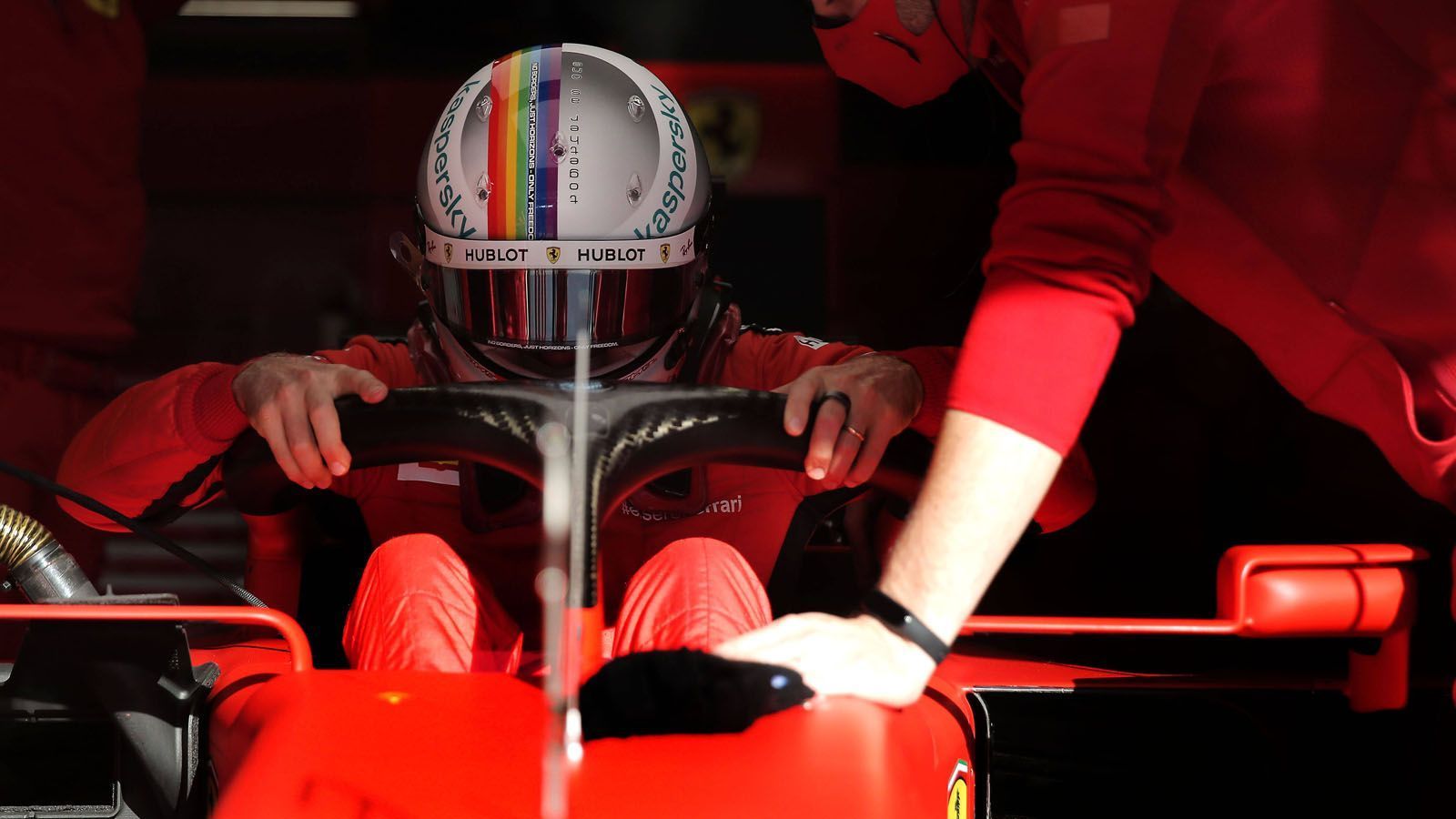 
                <strong>Sebastian Vettel fährt mit "Regenbogen-Helm"</strong><br>
                Ferrari-Pilot Sebastian Vettel geht beim Großen Preis der Türkei mit einem "Regenbogen-Helm" an den Start. Damit ehrt der viermalige Weltmeister die LGBT-Community und spricht sich für Diversität aus. Damit setzt der Deutsche ein deutliches Zeichen. 
              