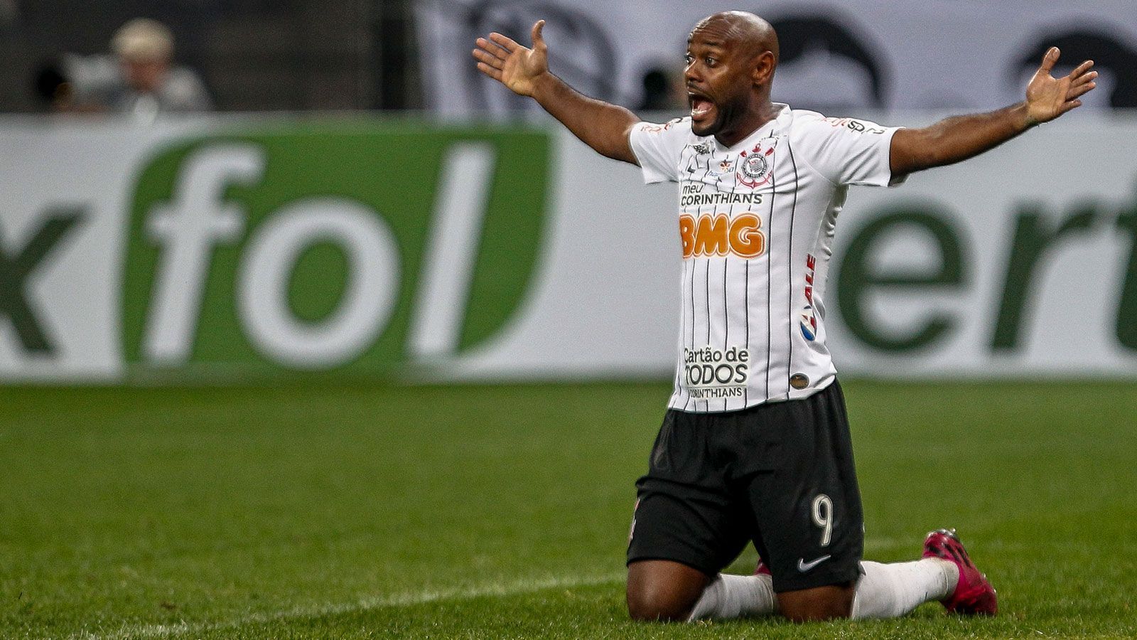 
                <strong>Angriff: Vagner Love (Kairat Almaty)</strong><br>
                Die brasilianische Valentinstags-Legende kickt inzwischen in Kasachstan für Kairat Almaty. In seiner langen Karriere hat der 36-Jährige schon vielen Vereinen seine Liebe geschenkt, sein Engagement in der Premier Liga ist seine bereits neunte Station.
              