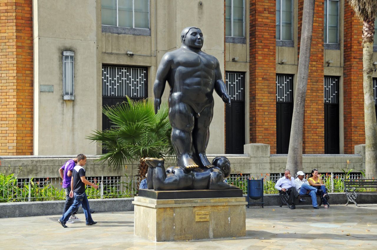 Plaza Botero: Benannt nach einem der berühmtesten Söhne Medellins, dem Künstler Fernando Botero, liegt der Platz direkt in der Altstadt. Auf 7.000 Quadratmetern stehen hier 23 der typisch fülligen Statuen Boteros.