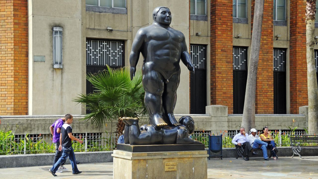 Plaza Botero: Benannt nach einem der berühmtesten Söhne Medellins, dem Künstler Fernando Botero, liegt der Platz direkt in der Altstadt. Auf 7.000 Quadratmetern stehen hier 23 der typisch fülligen Statuen Boteros.