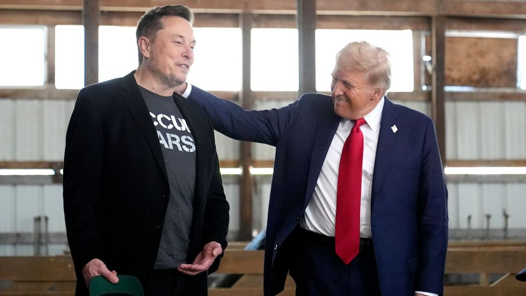 5. Oktober 2024, USA, Butler: Elon Musk (links) und Donald Trump nehmen an einer Wahlkampfveranstaltung bei der Butler Farm Show teil.