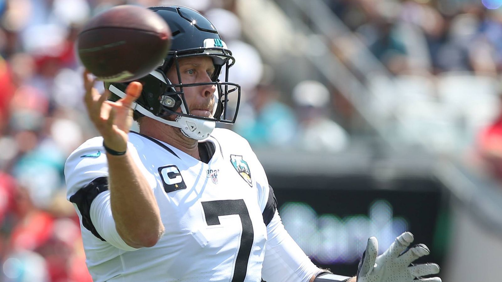 
                <strong>Fatale Foles-Verletzung</strong><br>
                Dem Traumeinstand folgte das blanke Entsetzen: Nick Foles warf in seinem ersten Spiel für die Jacksonville Jaguars Mitte des ersten Viertels seinen ersten Touchdown, brach sich dabei aber auch das linke Schlüsselbein. Er wird mehrere Wochen fehlen.
              