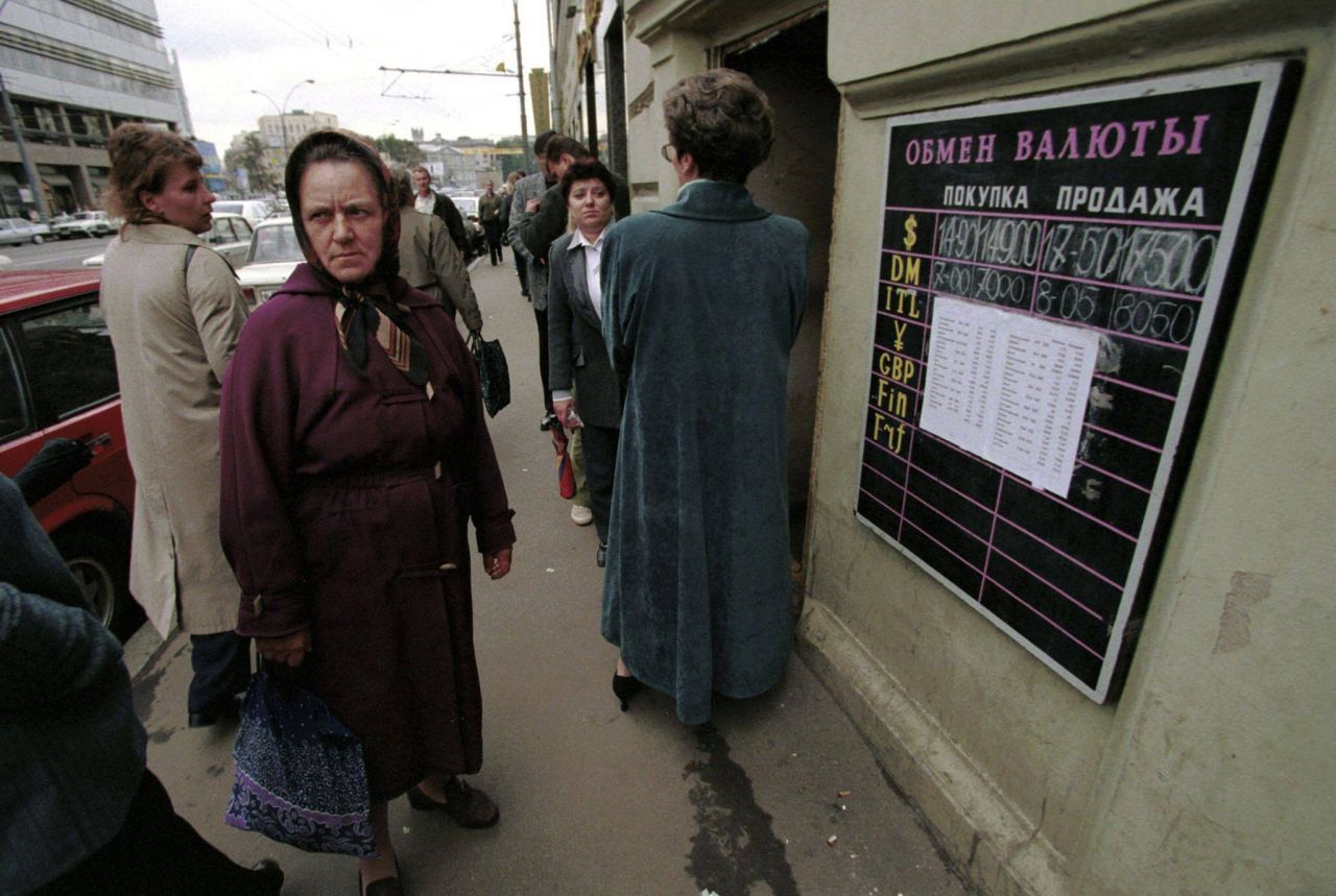 1998 verfielen aufgrund einer Wirtschaftskrise in Asien die Ölpreise. Darunter litt vor allem Russland. Der Staat war schon damals von Erdöl-Exporten abhängig und durch den Zerfall der Sowjetunion sieben Jahre zuvor wirtschaftlich angeschlagen. Die Krise führte dazu, dass Russland seine gut 140 Milliarden Dollar Schulden nicht mehr tilgen konnte. Für das Land war das bereits der fünfte Bankrott in seiner Geschichte.