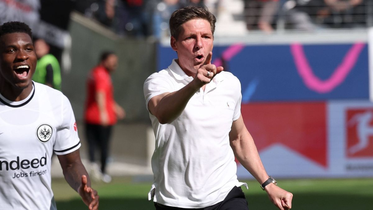 
                <strong>Trennung der Saison: Oliver Glasner (Eintracht Frankfurt)</strong><br>
                Der Fußball ist manchmal doch arg schnelllebig. Im Mai 2022 wurde Oliver Glasner in der magischen Nacht von Sevilla noch für Eintracht Frankfurts ersten Europacup-Titel seit 1980 gefeiert, es folgten berauschende Auftritte in der Champions League und der Einzug ins DFB-Pokalfinale - und fast genau ein Jahr nach dem Europa-League-Triumph verkündete die SGE dennoch die Trennung vom Erfolgstrainer. "Ich bin ja gekommen als Langweiler, und jetzt gehe ich als hochemotionaler Typ", sagte Glasner mit einem Augenzwingern über seine zwei Jahre am Main.
              