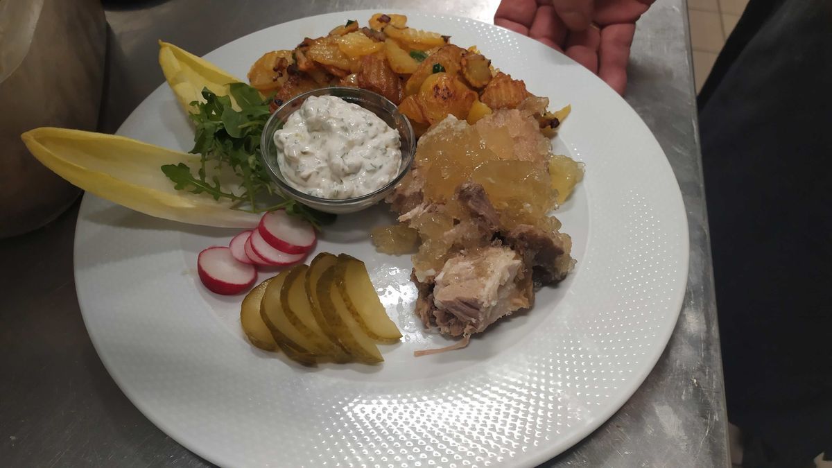 Sauerfleisch vom Schweinenacken mit Remoulade