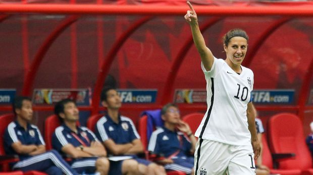 
                <strong>Carli Lloyd</strong><br>
                Carli Lloyd: Auch im Frauenfußball gibt es ein sehr berühmtes Tor aus unglaublicher Distanz. Im WM-Finale 2015 schlägt die US-Amerikanerin Carli Lloyd gegen Japan zu. Genau an der Mittellinie zieht sie ab. Der Schuss kommt eigentlich harmlos vor das Tor, doch die Keeperin rutscht aus. So steht es nach 16 Minuten 4:0 für die USA. Endstand: 5:2.
              