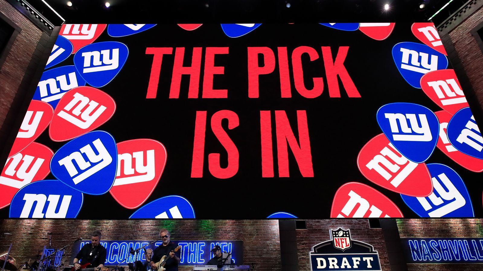 
                <strong>New York Giants</strong><br>
                &#x2022; 1. Runde (Pick 20: Kadarius Toney) - <br>&#x2022; 2. Runde (Pick 50: Azez Ojulari) - <br>&#x2022; 3. Runde (Pick 71: Aaron Robinson) - <br>&#x2022; 4. Runde (Pick 116: Elerson Smith) - <br>&#x2022; 6. Runde (Pick 196: Gary Brightwell, Pick 201: Rodarius Williams)<br>
              