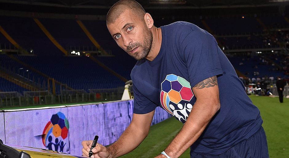 
                <strong>Ehemalige Fußball-Stars als Trainer-Assistenten</strong><br>
                Walter Samuel bei Inter Mailand: Der Argentinier, selbst von 2005 bis 2014 bei den "Nerazzurri" aktiv, ist seit November 2016 Technik-Trainer. Es ist sein erster Fußball-Job seit seinem Karriereende fünf Monate zuvor.
              