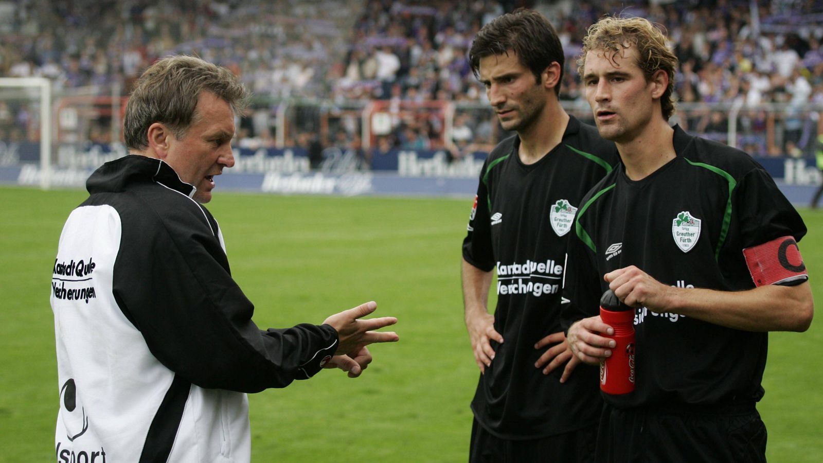 
                <strong>Platz 5 (geteilt): VfL Osnabrück - Greuther Fürth 10:9 n.E. (20 Elfmeter/ Saison 2005/2006)</strong><br>
                In diesem Elfmeterschießen der ersten Pokalrunde 2005/2006 gaben sich die Spieler keine Blöße. Die ersten 19 Schützen verwandelten ihre Elfmeter, der Fürther Christian Weber wurde dann zum Pechvogel. Seinen Schuss parierte Tino Berbig. Die Fürther um Trainer Benno Möhlmann waren somit raus, Regionalligist Osnabrück weiter.
              