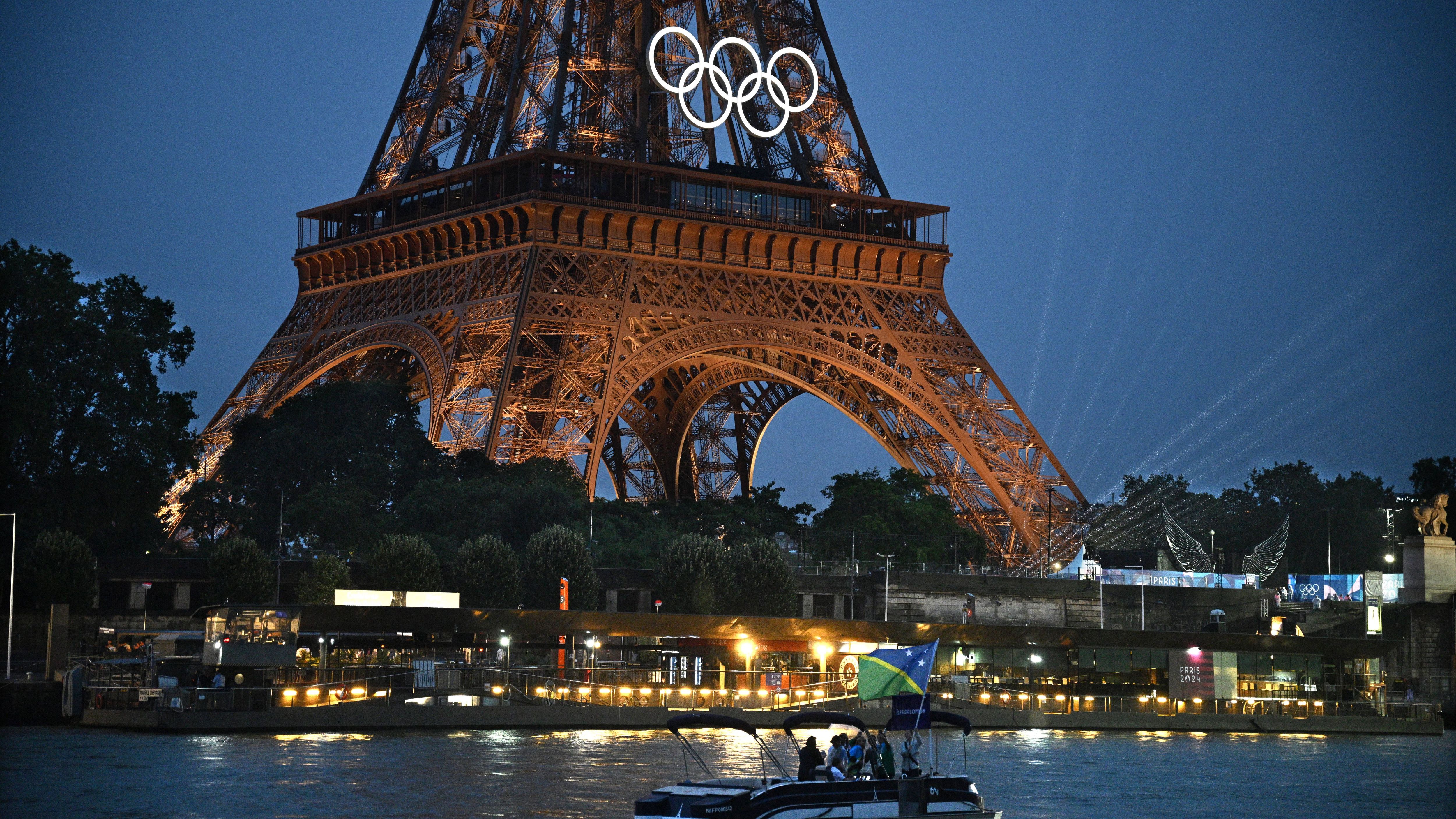 <strong>Olympia 2024: Die besten Bilder der Eröffnungsfeier in Paris</strong><br>Die Eröffnungsfeier auf der Seine gibt den offiziellen Startschuss für die Olympischen Spiele 2024 in Paris. Auf 94 Booten fahren die über 10.500 Athleten und Athletinnen durch die französische Hauptstadt. Das Ganze wird begleitet von Tanz-Spektakel, Star-Auftritten und der Entzündung des olympischen Feuers! <strong><em>ran</em></strong> sammelt für euch die besten Bilder des Abends.