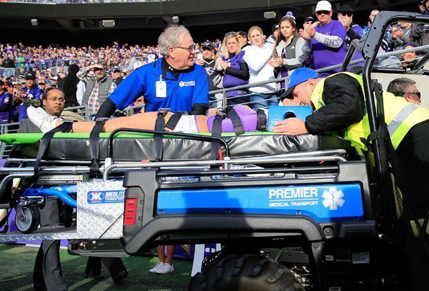 
                <strong>Baltimore Ravens - Tennessee Titans 21:7</strong><br>
                Sie wird auf einer Trage ins Krankenhaus gebracht. Immerhin gibt es kurze Zeit später Entwarnung. Nur eine leichte Prellung und ein gehöriger Schrecken.
              