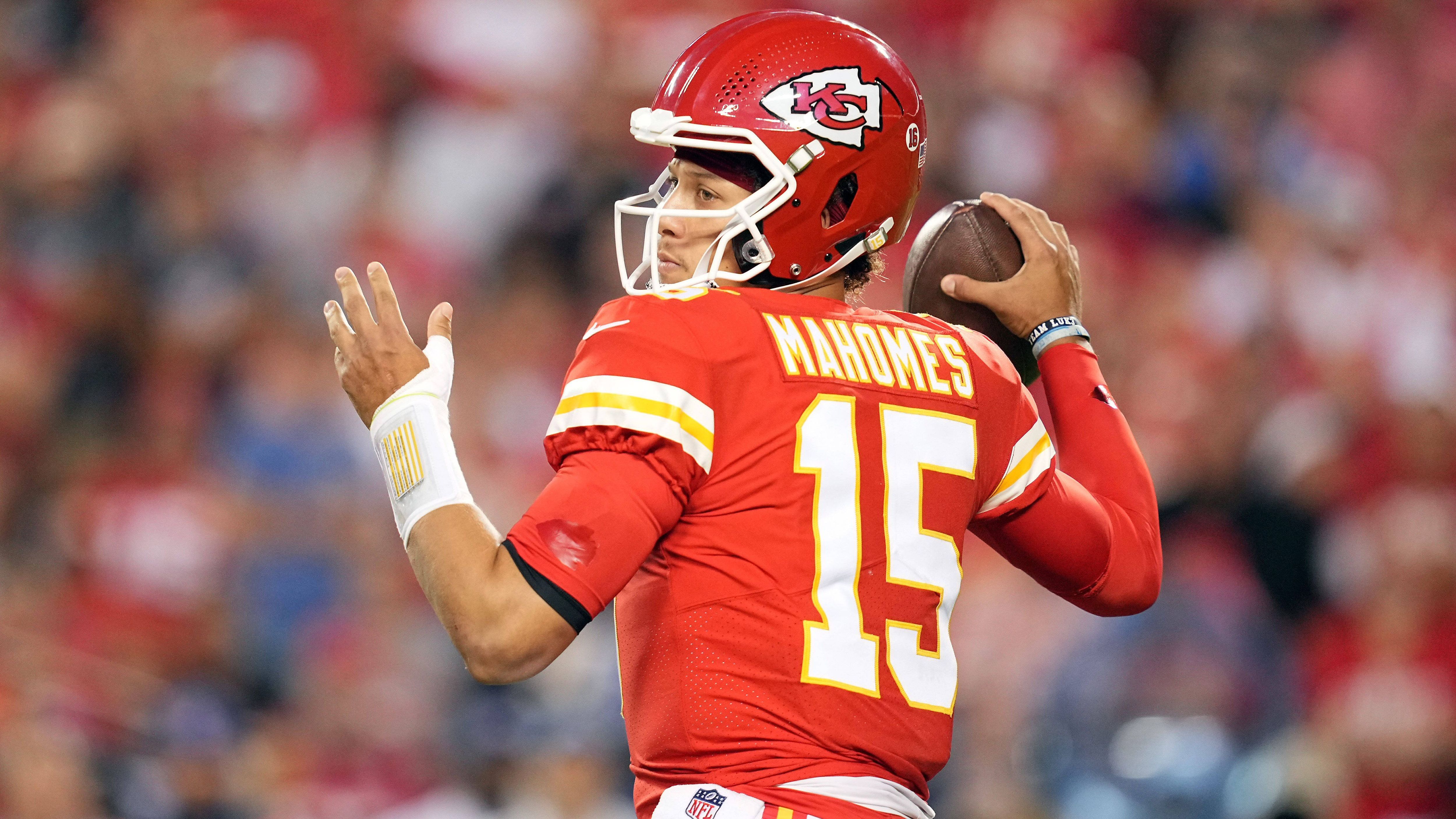 
                <strong>Platz 3: Patrick Mahomes (Kansas City Chiefs)</strong><br>
                Der beste Quarterback der Liga musste natürlich in diesem Ranking auftauchen. Für MVP Patrick Mahomes hat es jedoch "nur" zu Bronze gereicht. Das rote Jersey der Kansas City Chiefs mit der Nummer 15 ist nicht nur der Alptraum eines jeden Gegenspielers, sondern auch ein Topseller.
              