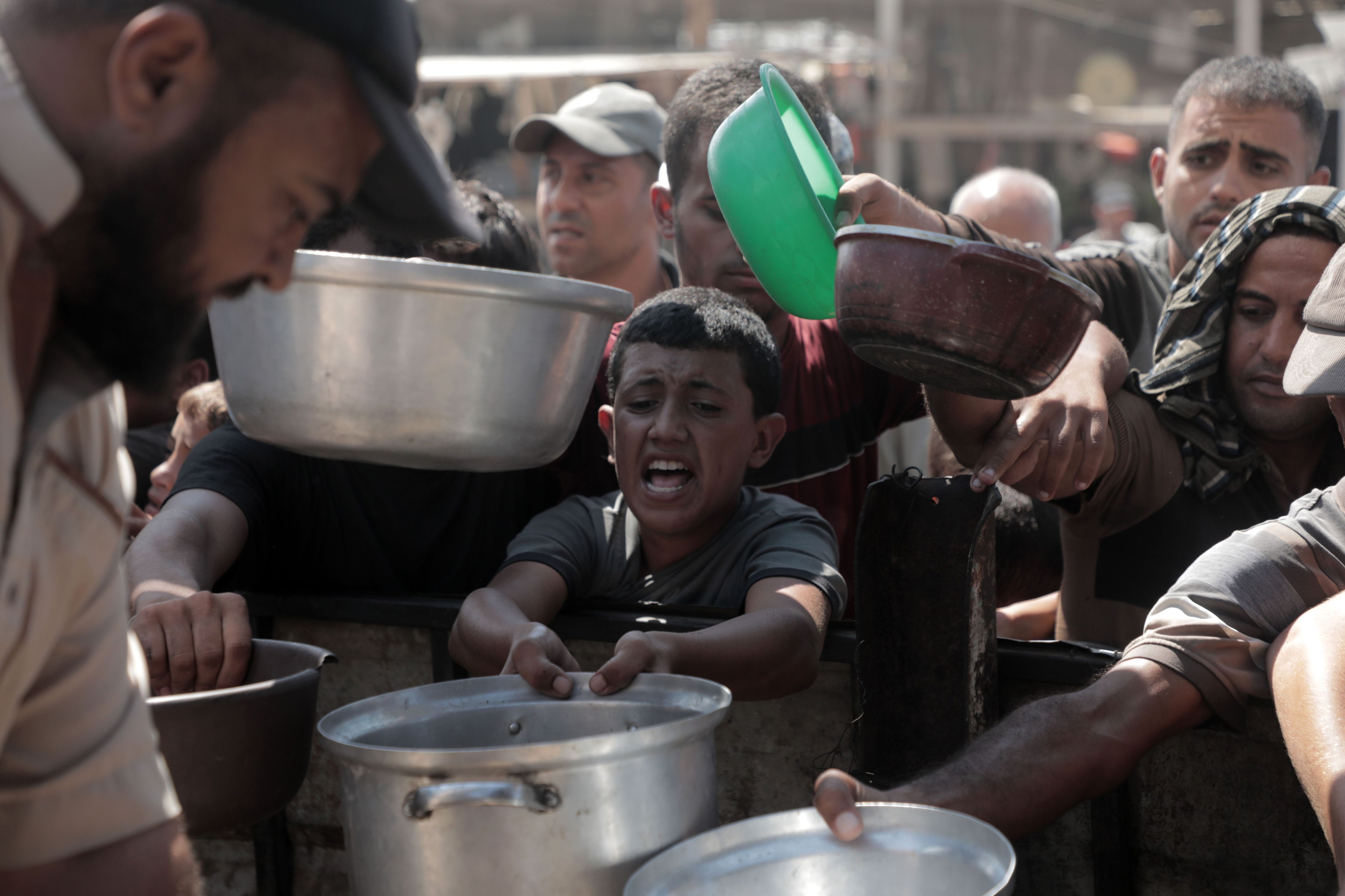 Viele Bewohner:innen das Gazastreifens sind von Hunger betroffen. Die Hamas stiehlt offenbar Hilfslieferungen, Israel steht in der Kritik, nicht genügend Hilfe zuzulassen.