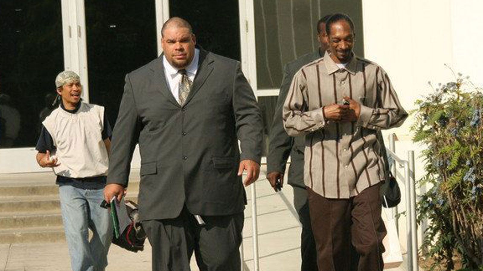 
                <strong>Brodus Clay: Bodyguard von Snoop Dogg</strong><br>
                Eine Schlägerei in einer Bar veränderte das Leben von Brodus Clay für immer. Clay, der den bürgerlichen Namen George Murdoch trägt, wollte ursprünglich Lehrer werden, erregte durch die Schlägerei allerdings die Aufmerksamkeit eines Prominenten: Rap-Legende Snoop Dogg. Dieser war von Clay so beeindruckt, dass er ihn als Bodyguard beschäftigte. Einige Jahre später gelang ihm dann schließlich der Sprung in die WWE.
              