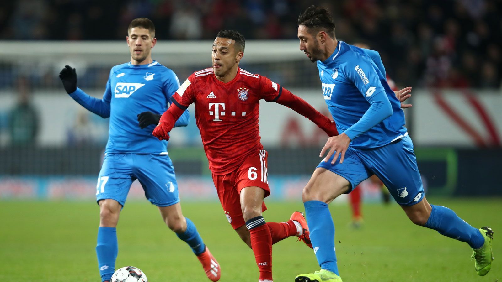 
                <strong>Thiago</strong><br>
                Teil der starken Bayern-Offensive. Leitet bereits nach zehn Minuten eine Riesen-Chance ein, als er Alaba auf links schickt, dessen Flanke Lewandowski per Volleyschuss aber nicht verwerten kann. Defensiv engagiert aber auch hin und wieder mit Unkonzentriertheiten. Zweimal entstehen nach unnötigen Ballverlusten in der Schaltzentrale Chancen für Hoffenheim. In der 53. Minute haben die Bayern Glück, dass die TSG nach Thiagos Ballverlust an Bittencourt nicht verkürzen kann. Wurde in der 78. Minute für James ausgewechselt. ran-Note 3  
              