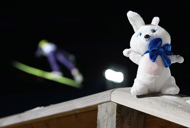 
                <strong>Maskottchen Hase Zaika</strong><br>
                Die weiblichen Fans dürften Hase Zaika schnell in ihr Herz schließen - schon allein wegen des supersüßen rosa Bauches.
              