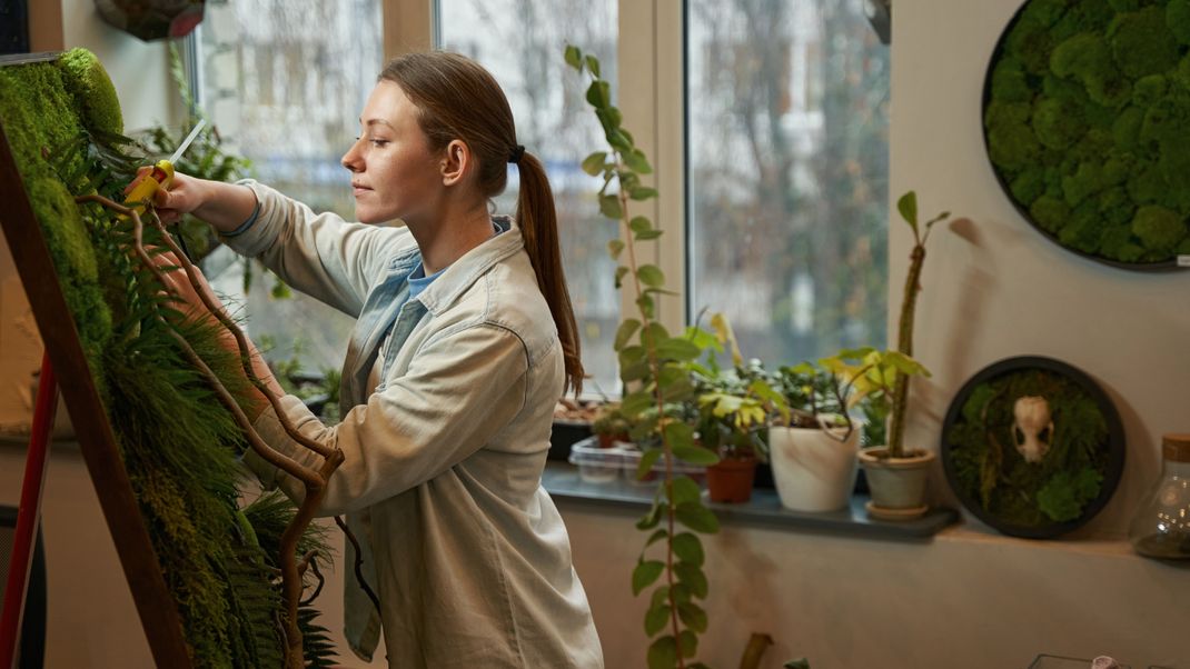 Mit Moosbildern- oder ganzen Wänden können Sie ganz einfach und mit wenigen Schritten ein Stück Natur in Ihr Zuhause bringen.