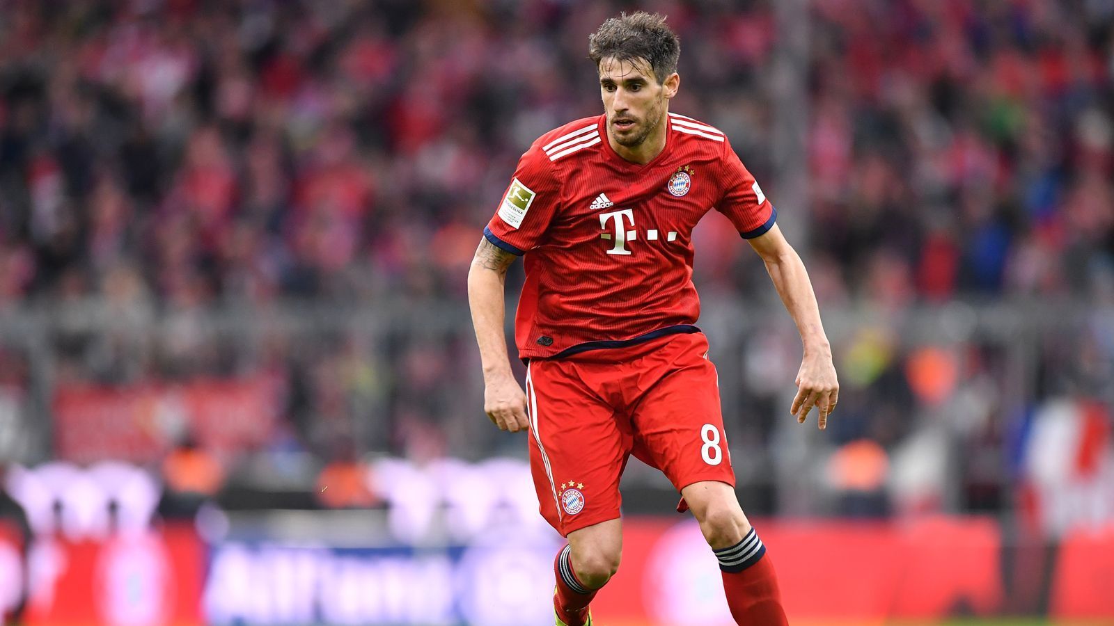 
                <strong>Mittelfeld: Javi Martinez (FC Bayern)</strong><br>
                Für Bayern-Präsident Uli Hoeneß ist Javi Martinez der Schlüsselspieler der Saison. Der Spanier, der anfangs noch häufig auf der Bank Platz nehmen musste, weist auf der Sechs eine bärenstarke Zweikampfquote auf, fängt Kopfbälle ab und erlaubt sich kaum Fehlpässe. Martinez ist zweifelsohne einer der größten Leistungsträger beim Rekordmeister - wie in alten Zeiten. 
              