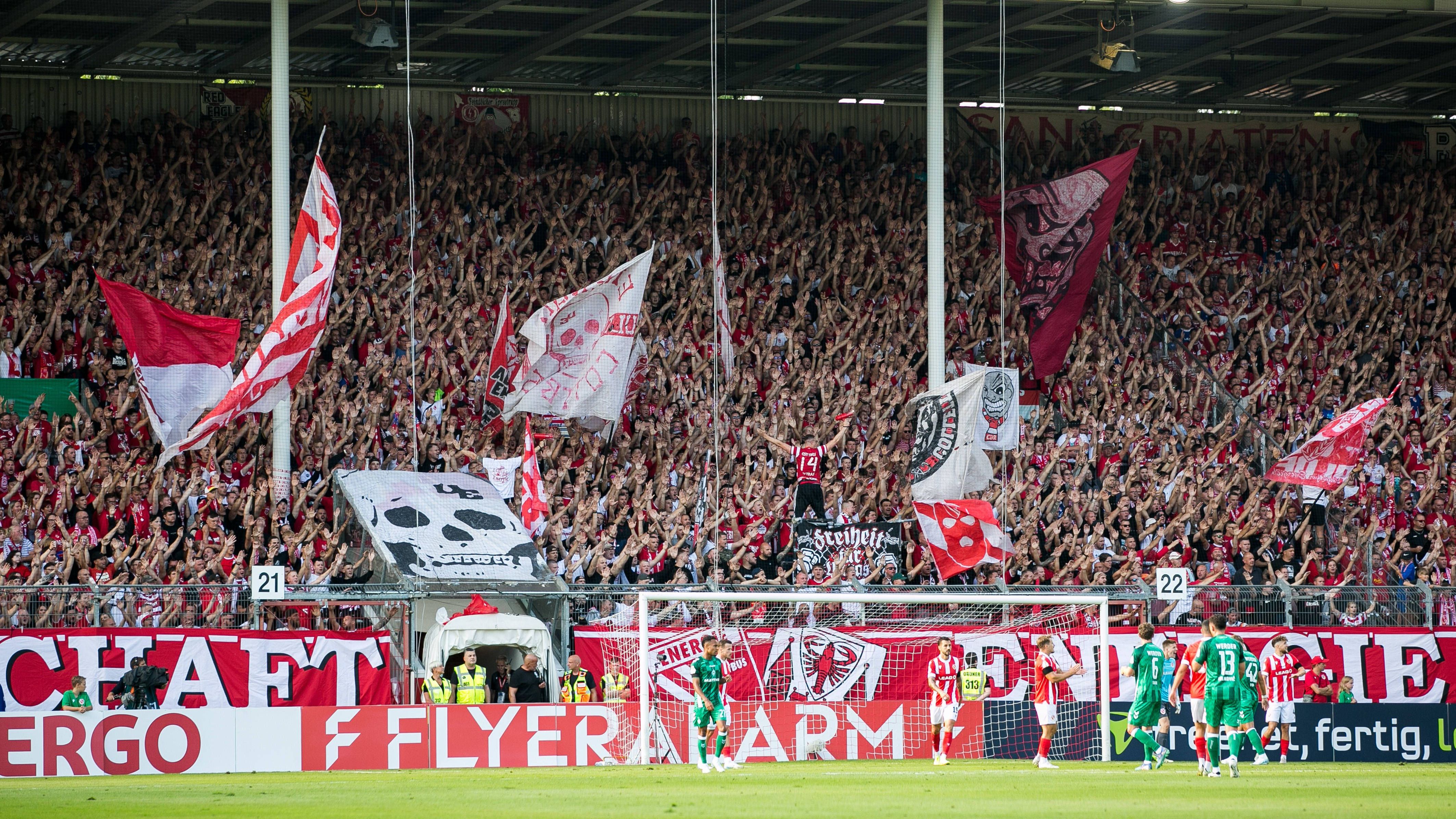 <strong>Platz 10: FC Energie Cottbus</strong><br>- Verkaufte Dauerkarten: 3.300<br>- Veränderung zur letzten Saison: +1.000