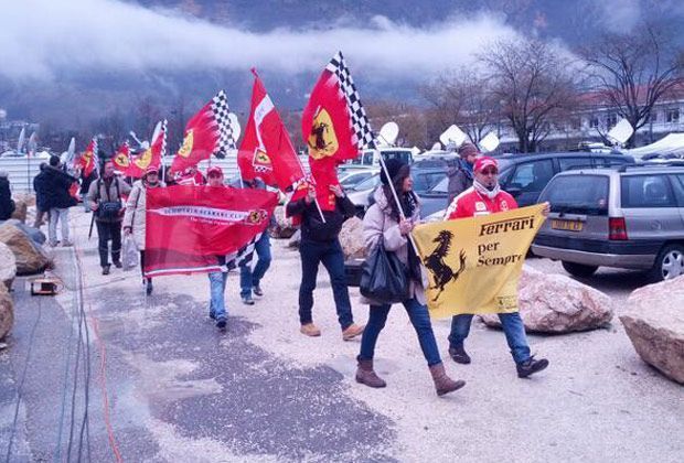 
                <strong>Ferrari-Fans unterstützen Schumi</strong><br>
                Zahlreiche Ferrari-Fans versammeln sich anlässlich des 45. Geburtstages von Michael Schumacher vor dem Universitätskrankenhaus in Grenoble, um so ihr verunglücktes Idol bestmöglich zu unterstützen
              