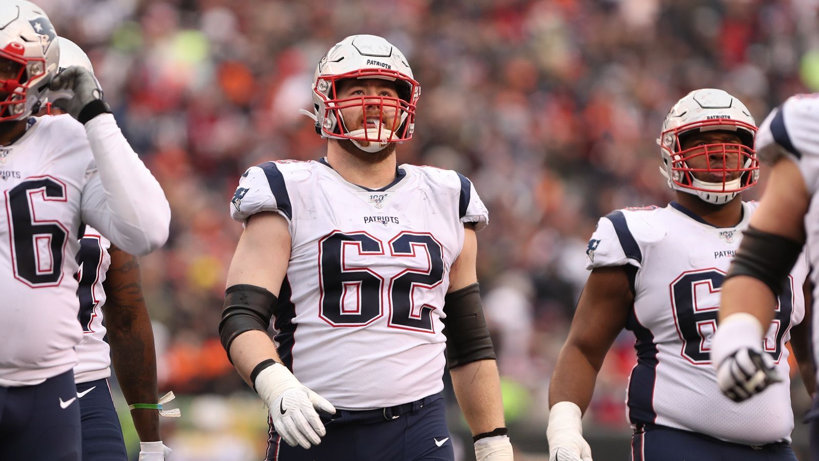 
                <strong>Platz 9: New England Patriots</strong><br>
                Das Stichwort bei den Patriots ist Fitness: Left Tackle Isiah Wynn und Center David Andrews kehren nach Verletzungen zurück und bilden gemeinsam mit Joe Thuney, Shaq Mason und Marcus Cannon auf dem Papier eine starke Einheit. Die Verletzungshistorie des ehemaligen Erstrunden-Picks Wynn und die Trade-Gerüchte um Thuney sind noch Fragezeichen, doch bleibt diese Truppe zusammen wird Cam Newton genügend Zeit bekommen, um im Kurzpassspiel und als Läufer zu glänzen.
              