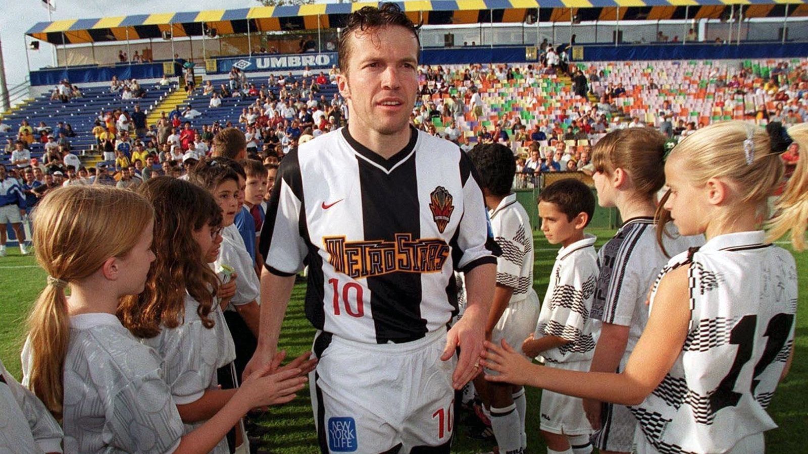 
                <strong>Lothar Matthäus</strong><br>
                Zehn Jahre nach seinem größten sportlichen Erfolg, dem WM-Titel 1990, wechselte Lothar Matthäus zum Abschluss seiner Karriere im März 2000 mit 38 Jahren zu den New York Metro Stars. Der Franke war damit der erste Deutsche in der 1996 eingeführten MLS und wurde ob seiner Vita in New York als Fußball-Gott empfangen. Hängen blieb von seinem neunmonatigen Big-Apple-Intermezzo bis heute vor allem eine denkwürdige Pressekonferenz, in der Matthäus für ziemliches Gelächter sorgte ("I hope, we have a little bit lucky"). Sportlich überzeugte Matthäus hingegen in New York, führte den Vorgänger-Klub der heutigen Red Bulls direkt in die Playoffs. Nach 16 Spielen war das Matthäus-Abenteuer in den USA zu Ende - und die Karriere des deutschen Rekord-Nationalspielers (150 Länderspiel-Einsätze) ebenso. 
              