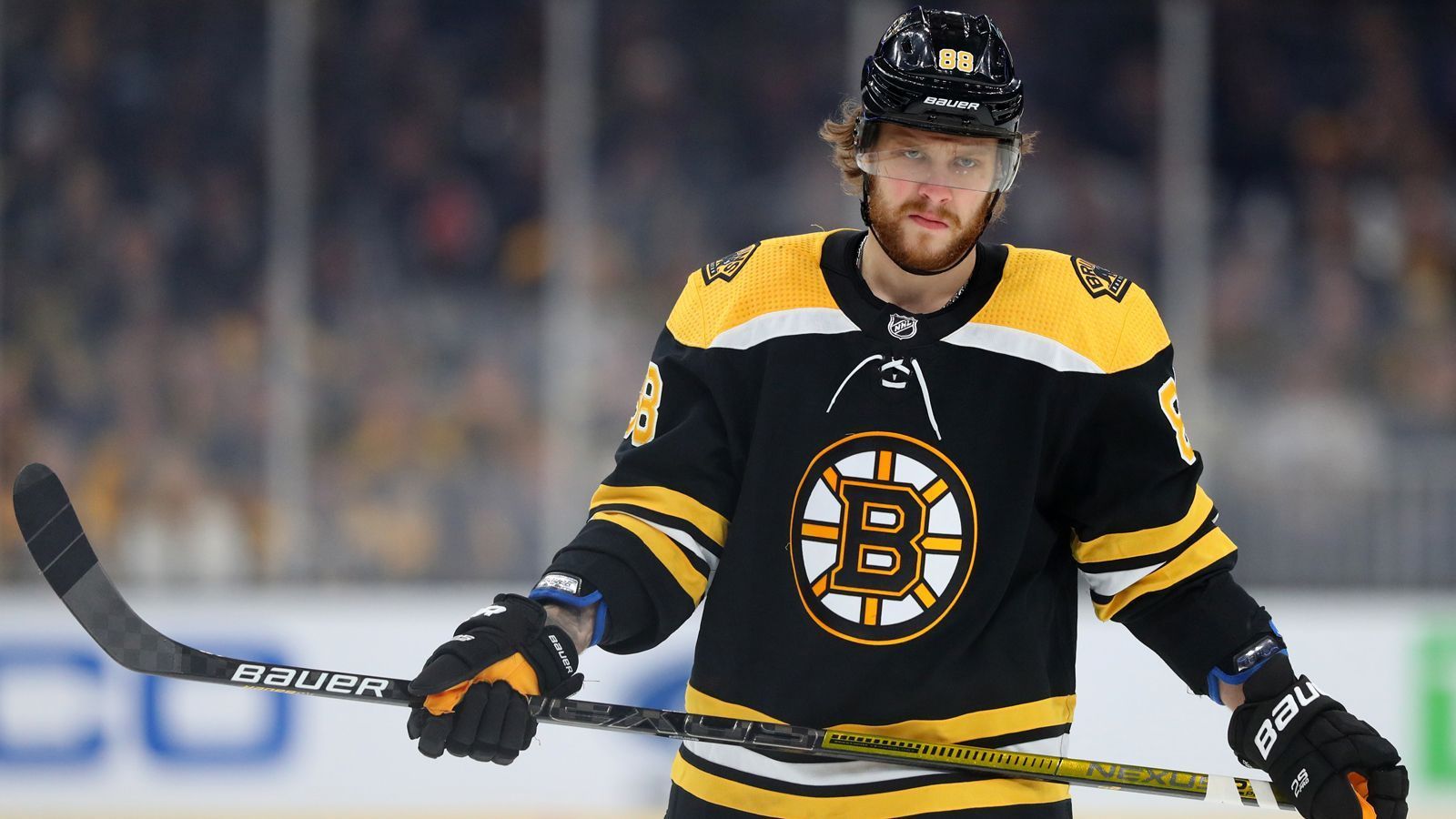 
                <strong>David Pastrnak (Boston Bruins)</strong><br>
                47 Tore - darunter zehn Game Winning Goals - sind eine Hausnummer. Allerdings erhielt der beste Torschütze der vergangenen Jahre nicht zugleich auch die Hart Trophy. Alex Owetschkin war 2013 der letzte, dem dies gelang. Und: Pastrnak sticht zwar durch seine Tore heraus, allerdings profitiert der Tscheche auch von seinen Reihenkollegen Brad Marchand und Patrice Bergeron mehr. Marchand knackte bereits in der Vorsaison die 100-Punkte-Marke und steht auch im Moment wieder bei 85 Zählern. Draisaitls Teamkollegen Ryan Nugent-Hopkins und Kailer Yamamoto bringen es zusammen nur auf 83 Zähler - allerdings hat Flügelstürmer Yamamoto auch erst 24 Spiele diese Saison absolviert.
              