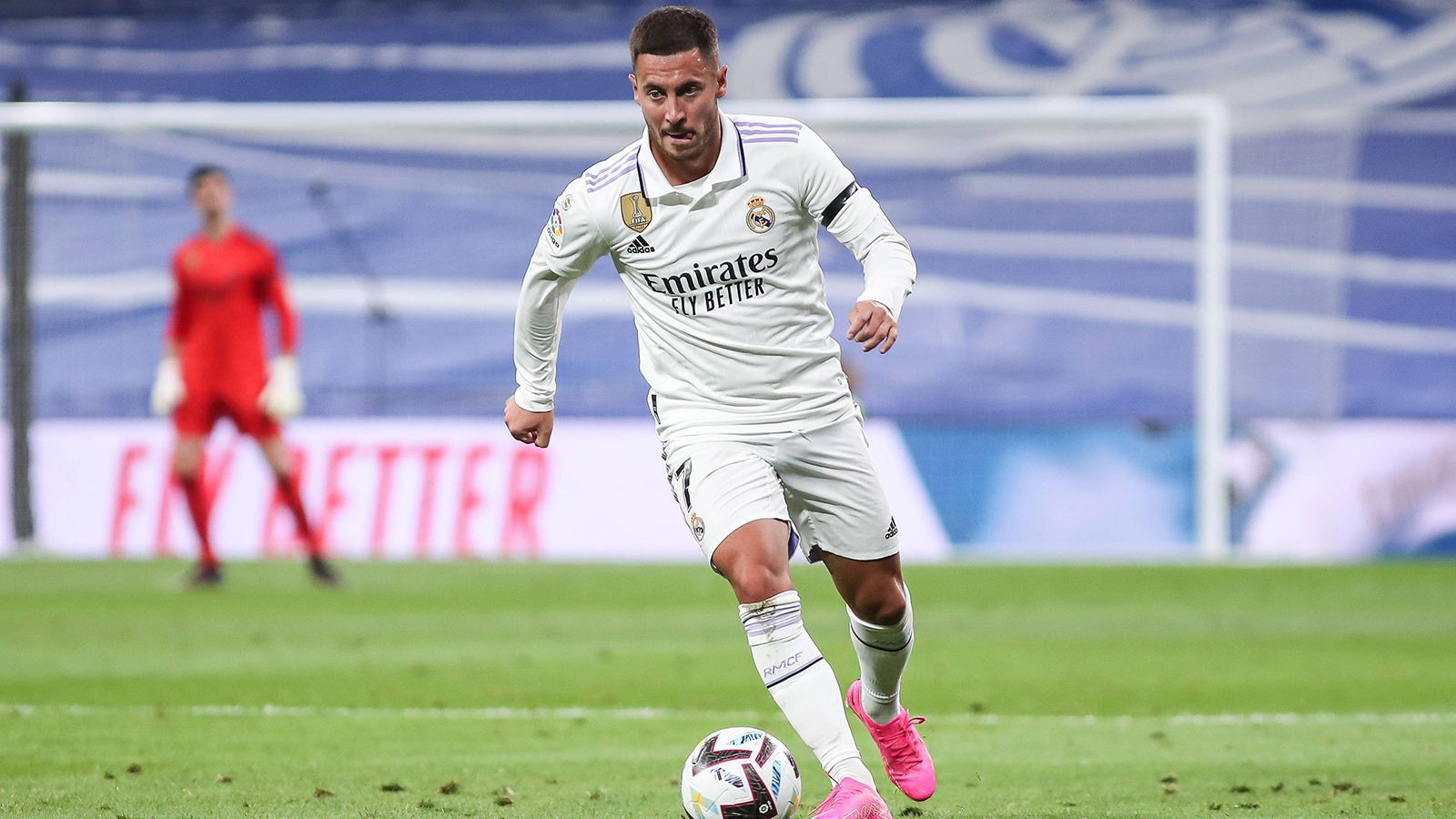 
                <strong>Eden Hazard</strong><br>
                Nach seiner vorzeitigen Vertragsauflösung bei Real Madrid ist Eden Hazard vereinslos. Laut dem Portal "Relevo" versuchen die Verantwortlichen von Inter Miami nun, den 32-jährigen Belgier von einem Engagement in der MLS zu überzeugen. In Madrid konnte der einstige Chelsea-Star so gut wie nie an seine Form aus London anknüpfen und hat zuletzt seinen Vertrag ein Jahr vor dem eigentlichen Ende aufgelöst. Danach wurde sogar über ein sofortiges Karriereende des einstigen Nationalmannschafts-Kapitäns spekuliert. 
              